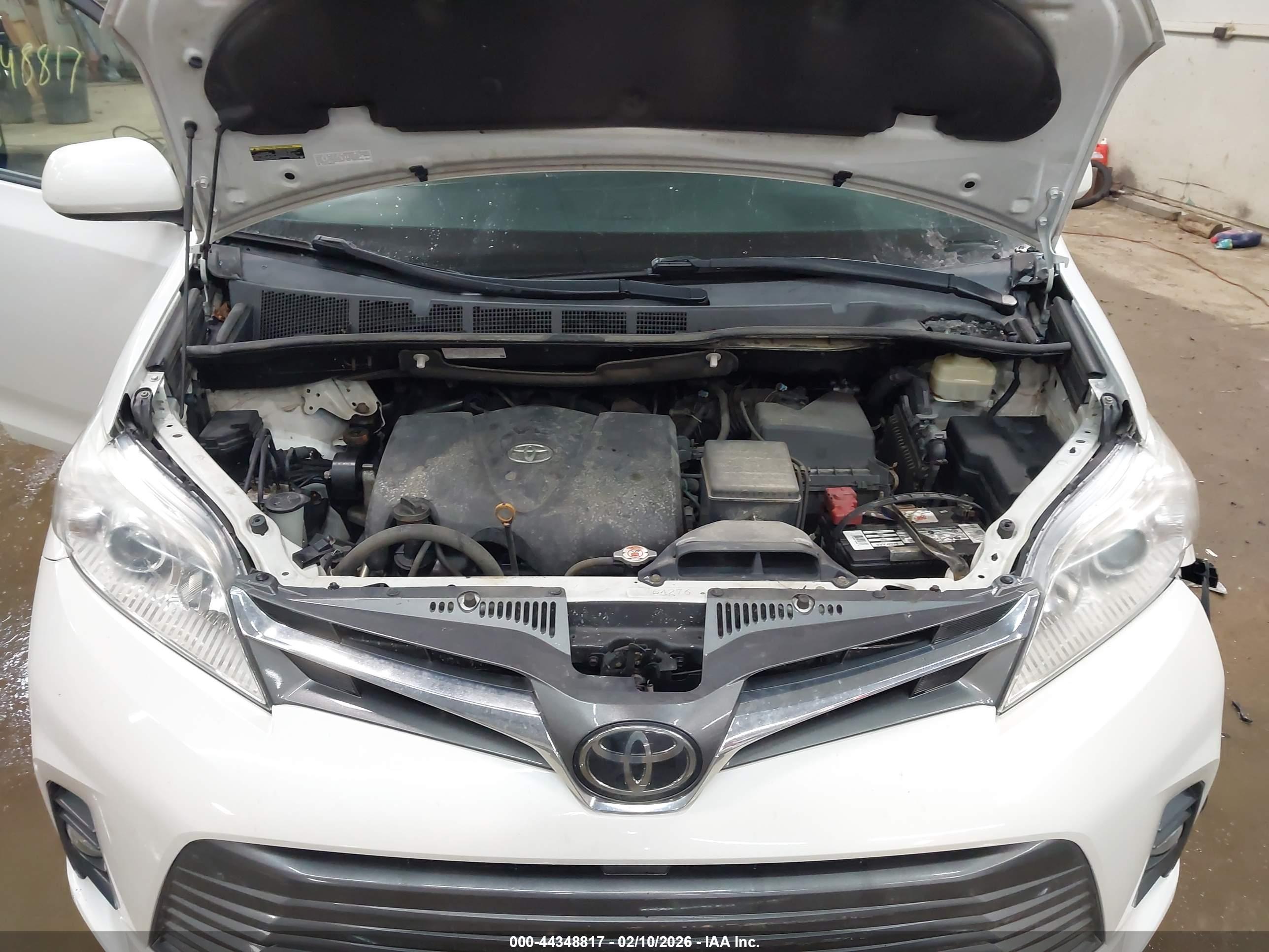 TOYOTA SIENNA image 10