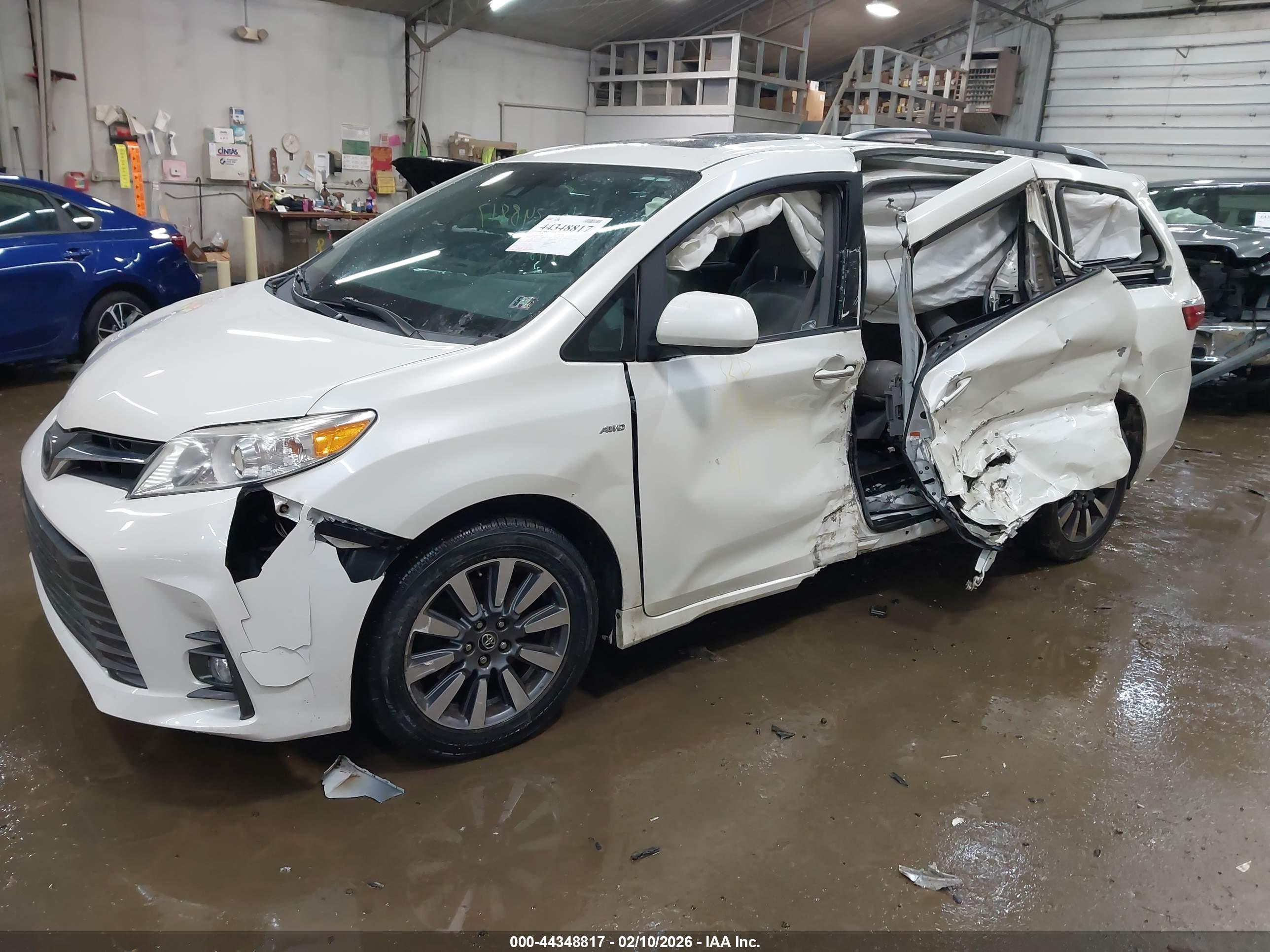 TOYOTA SIENNA image 2
