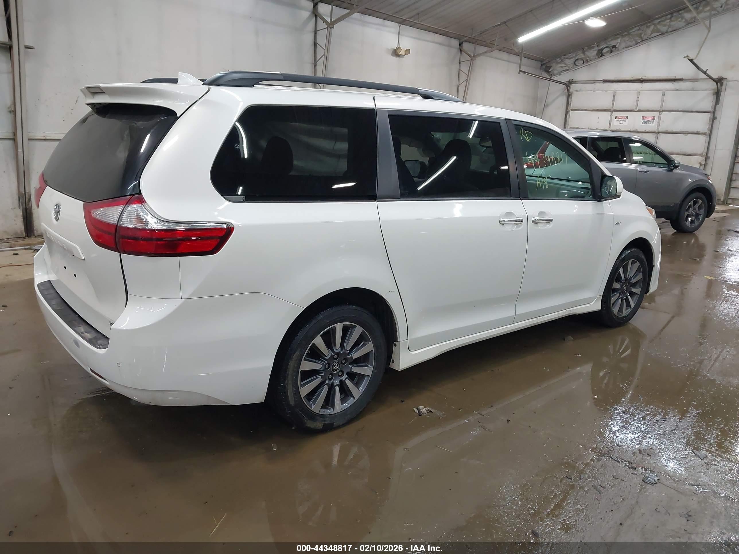 TOYOTA SIENNA image 4
