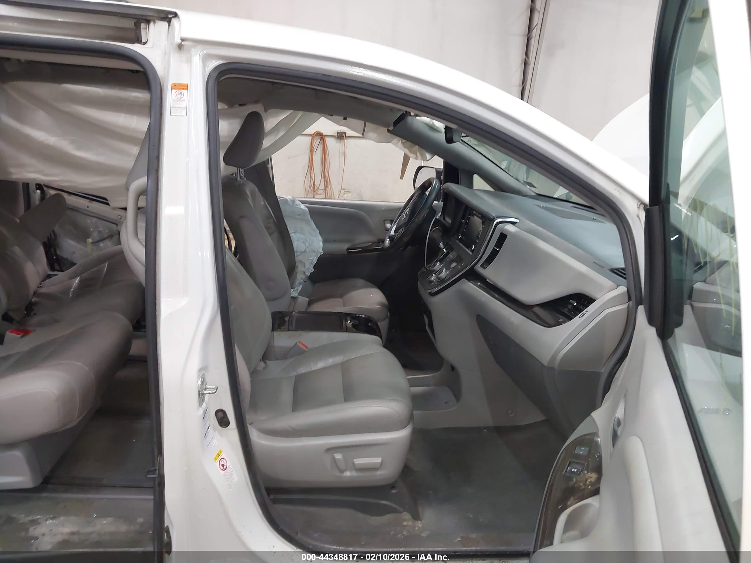 TOYOTA SIENNA image 5