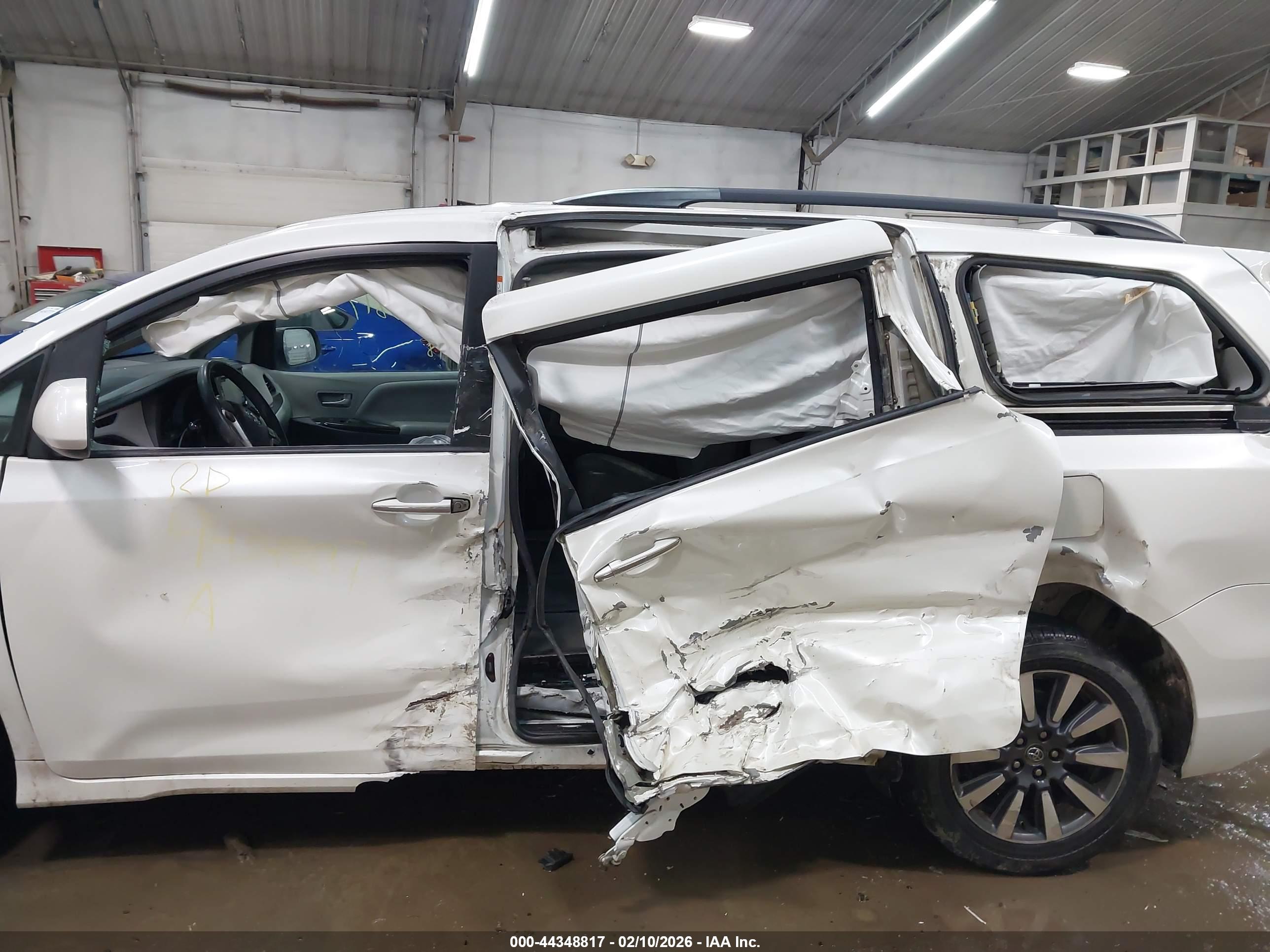 TOYOTA SIENNA image 6