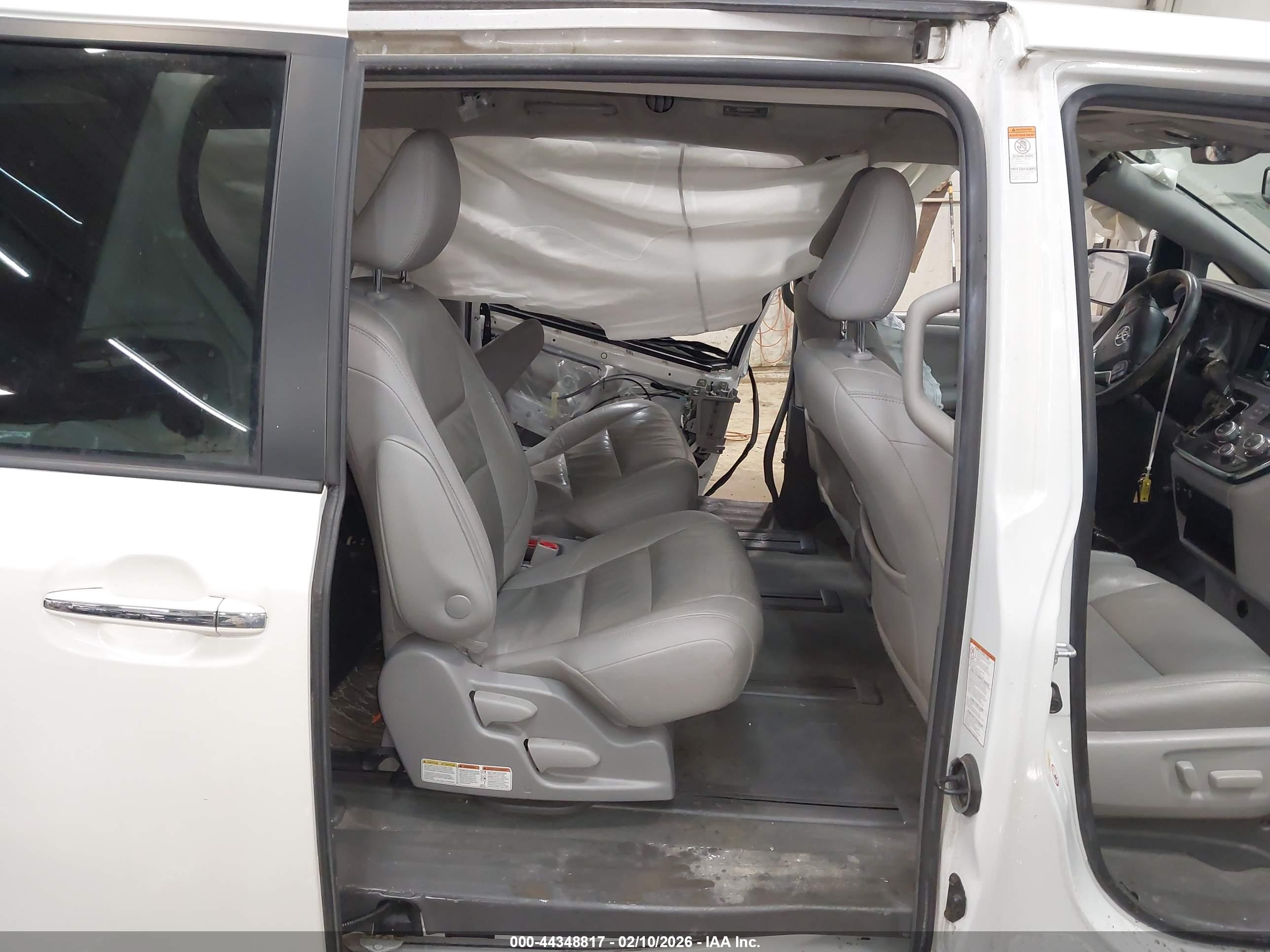 TOYOTA SIENNA image 8