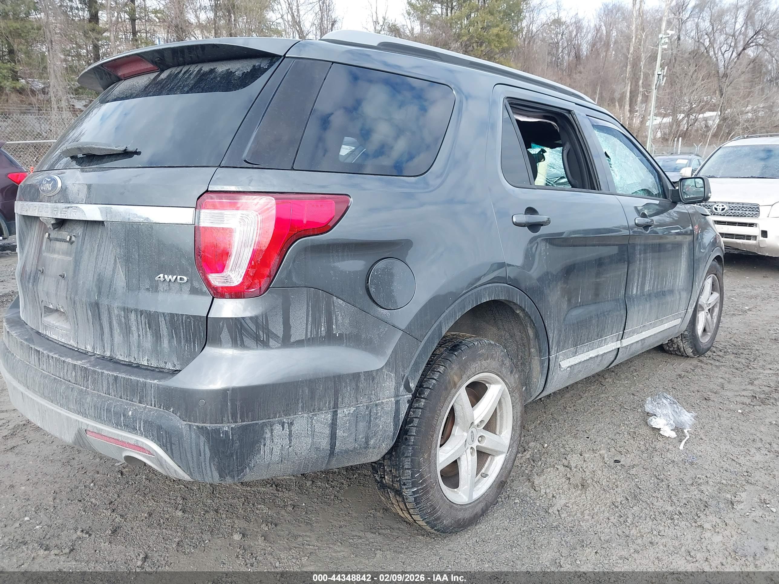 FORD EXPLORER image 4