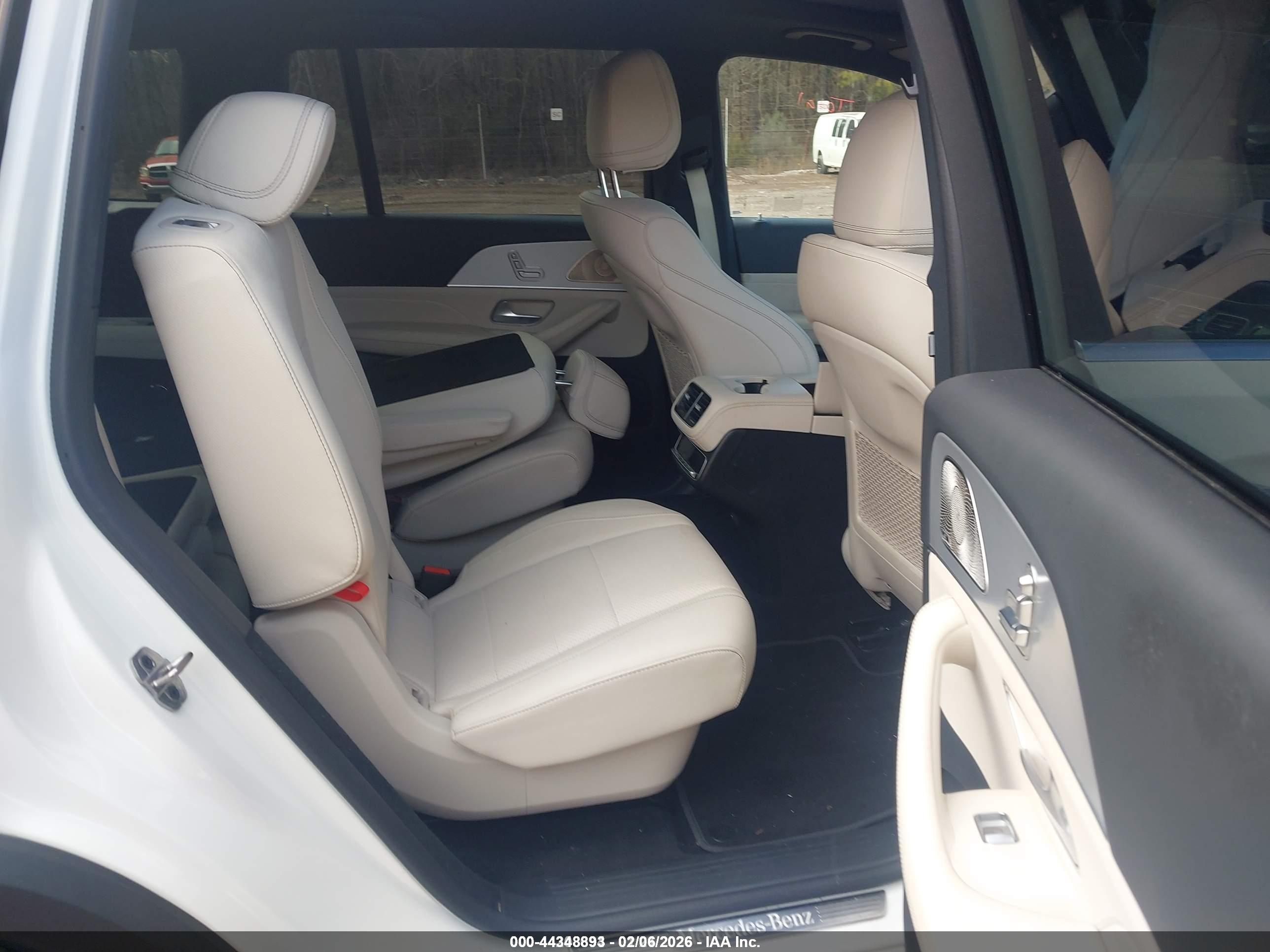 MERCEDES-BENZ GLS image 8