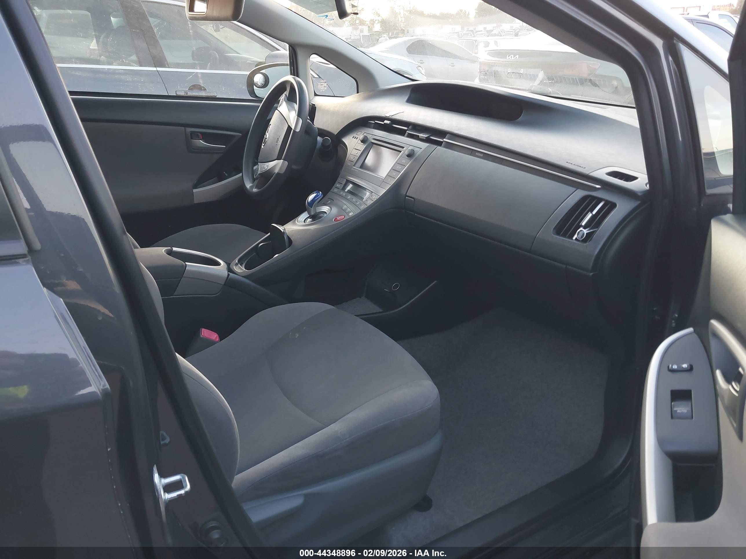 TOYOTA PRIUS image 5