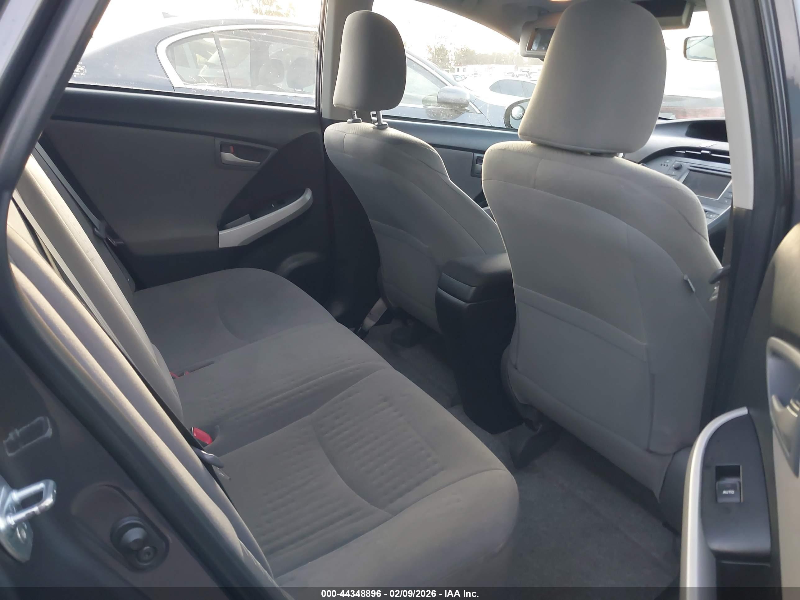 TOYOTA PRIUS image 8