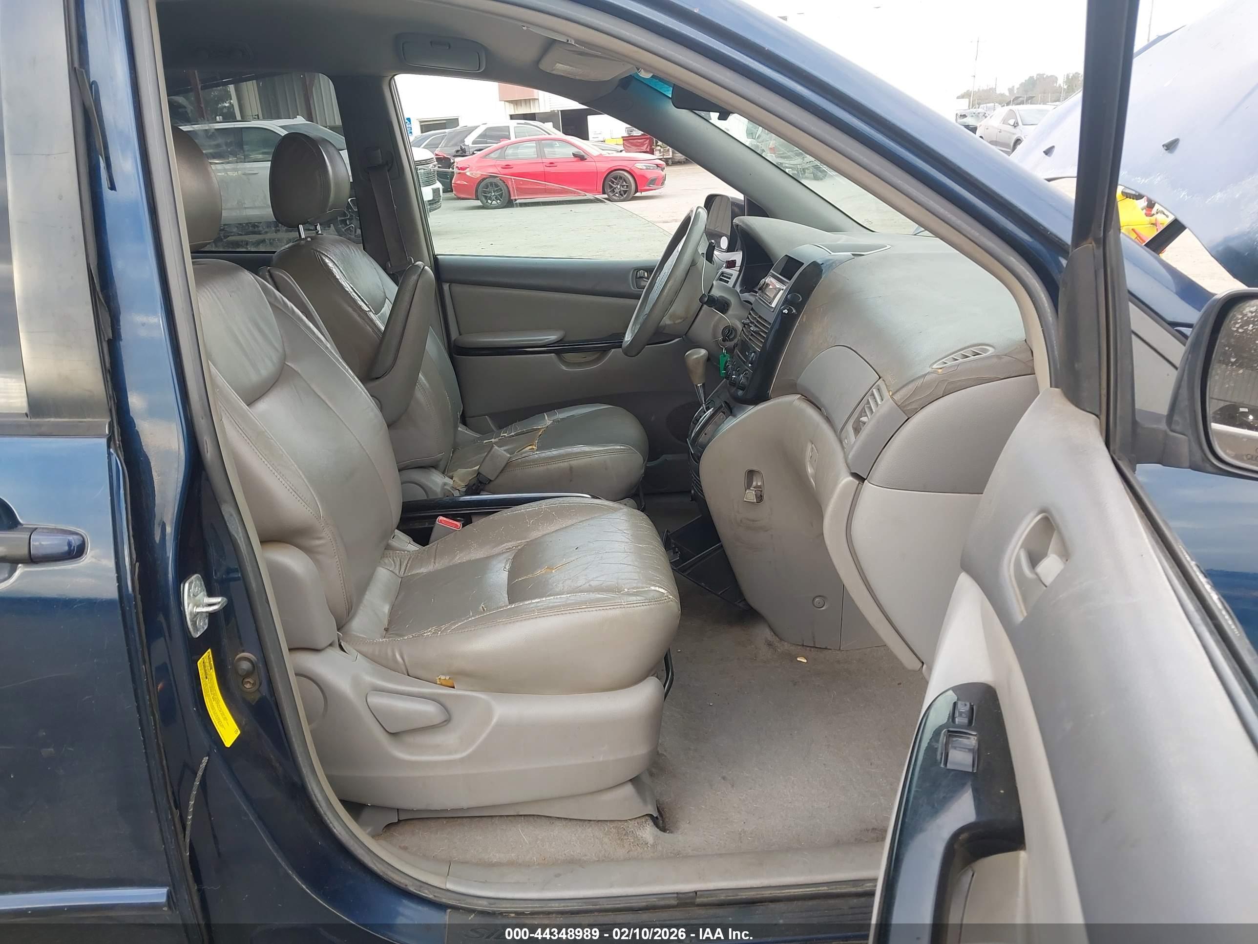 TOYOTA SIENNA image 5