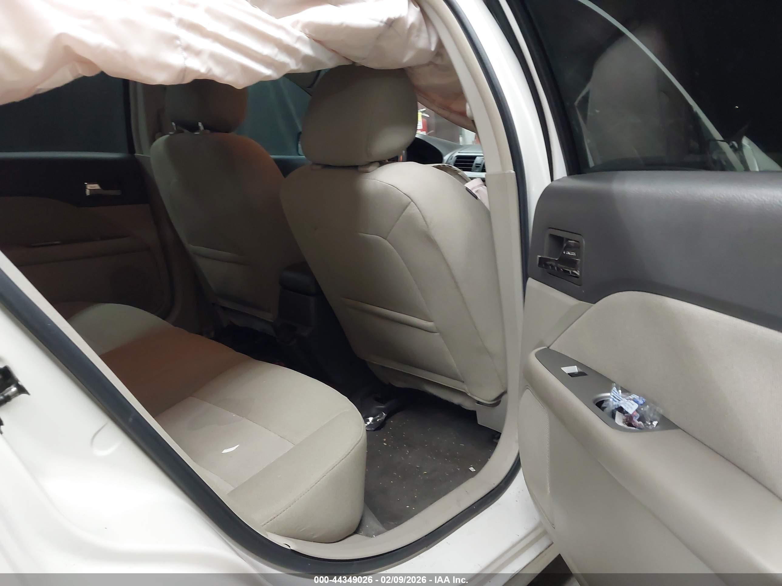FORD FUSION image 8