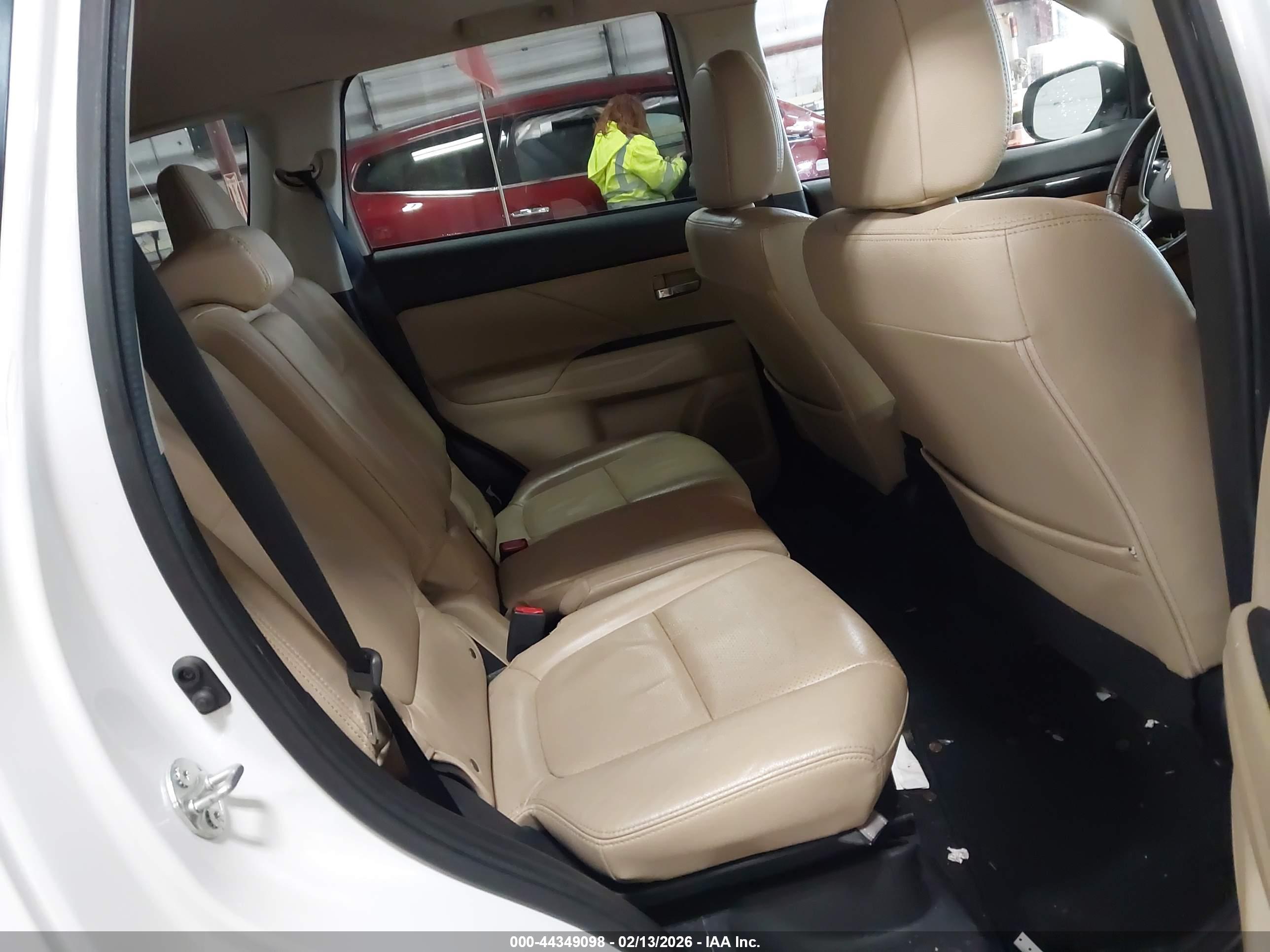 MITSUBISHI OUTLANDER image 8