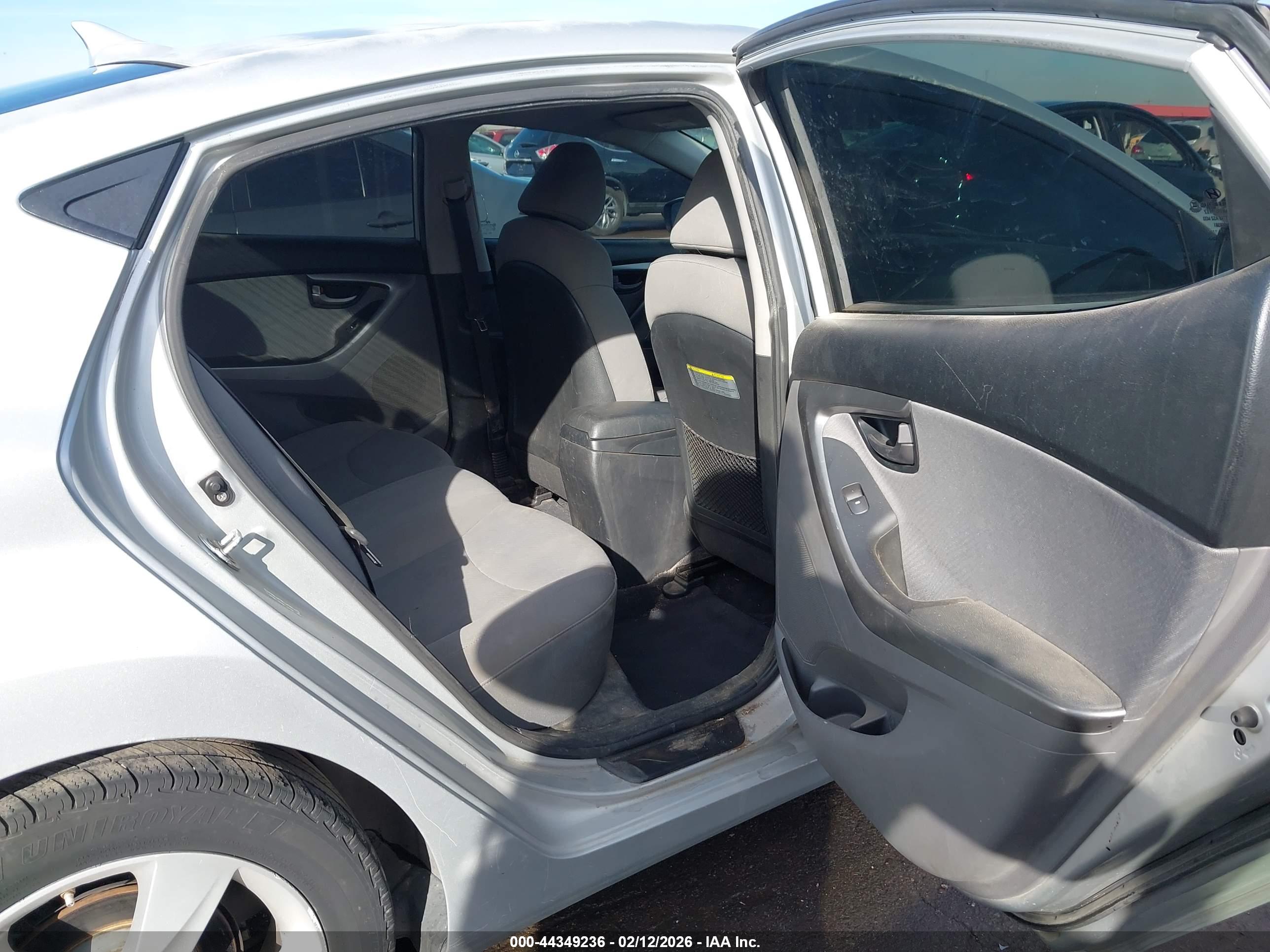 HYUNDAI ELANTRA image 8