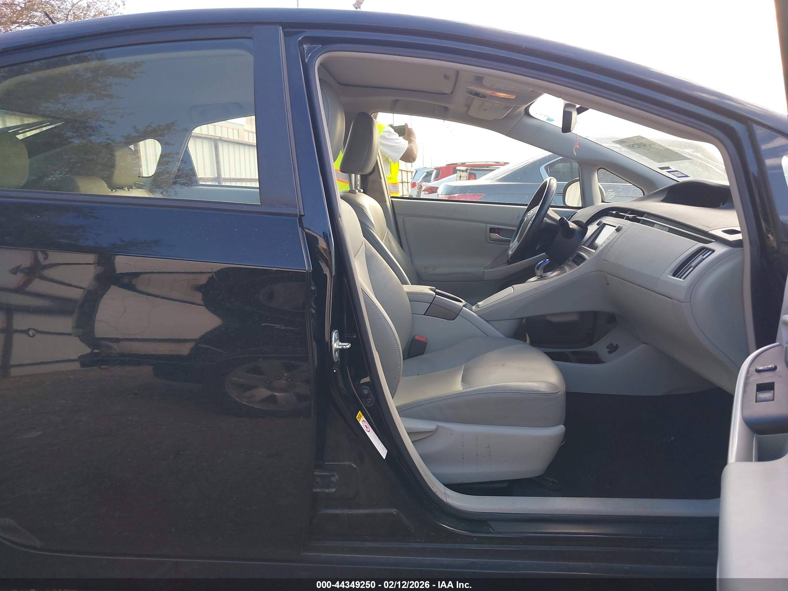 TOYOTA PRIUS image 5