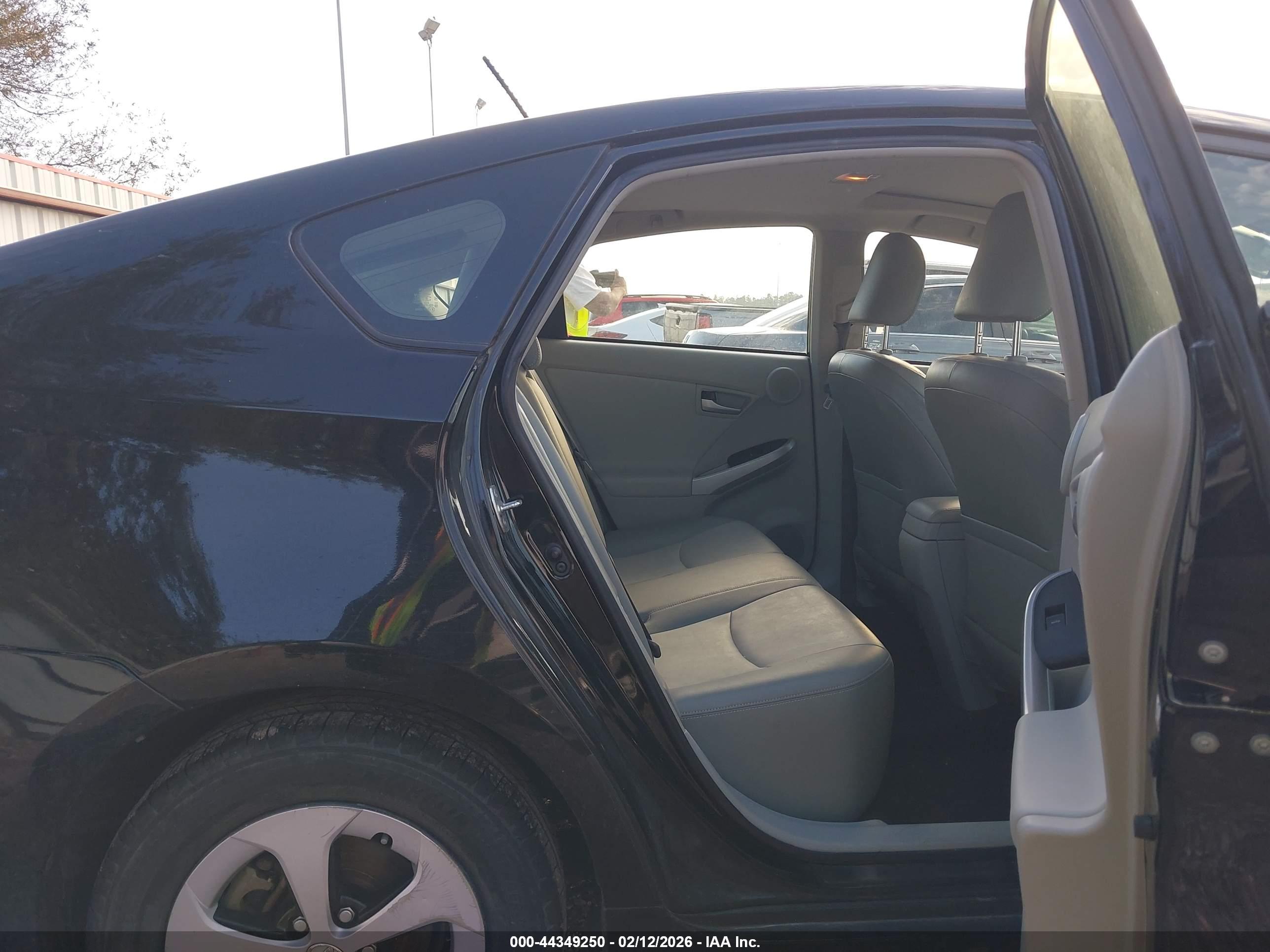 TOYOTA PRIUS image 8