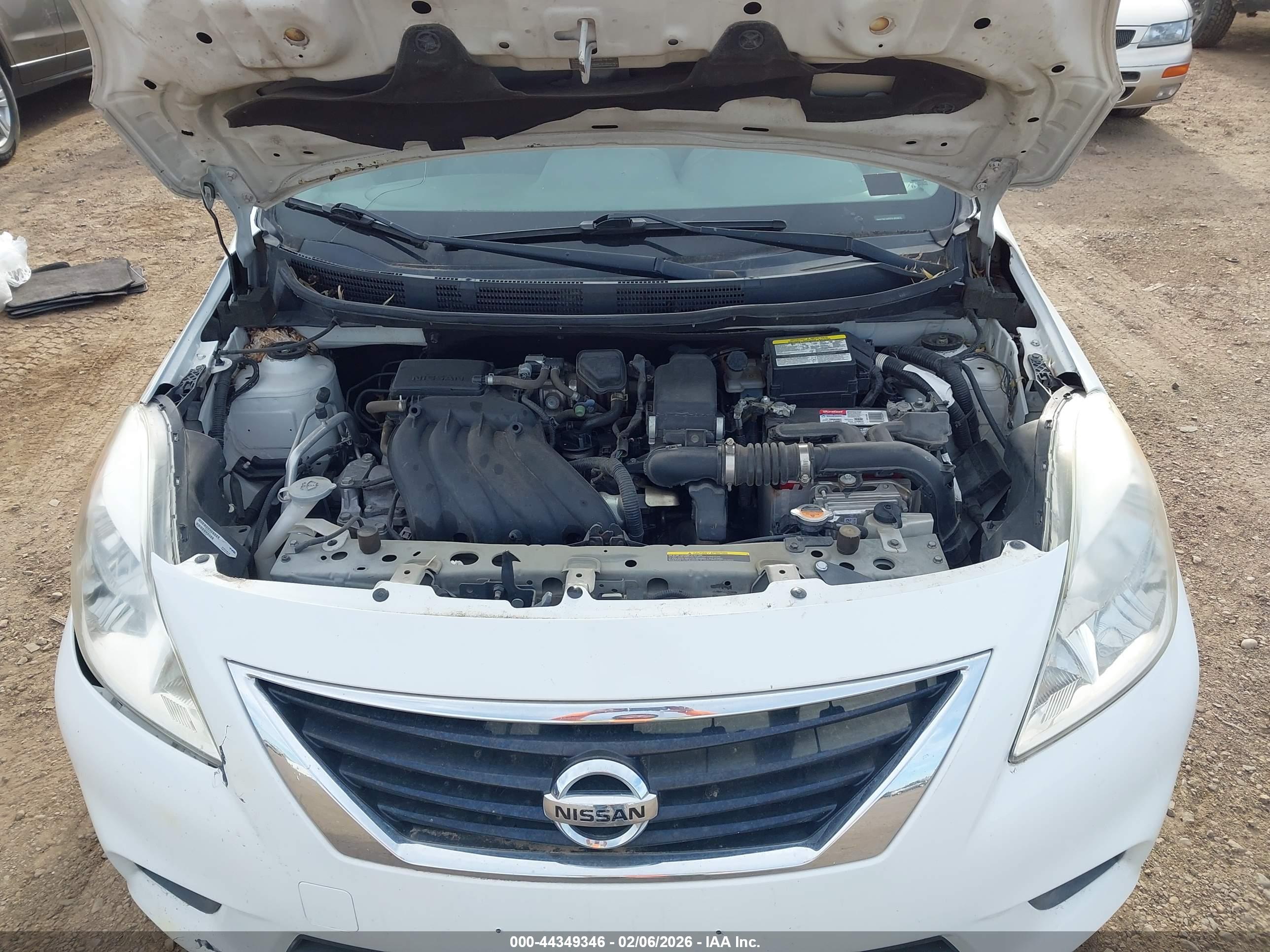 NISSAN VERSA image 10