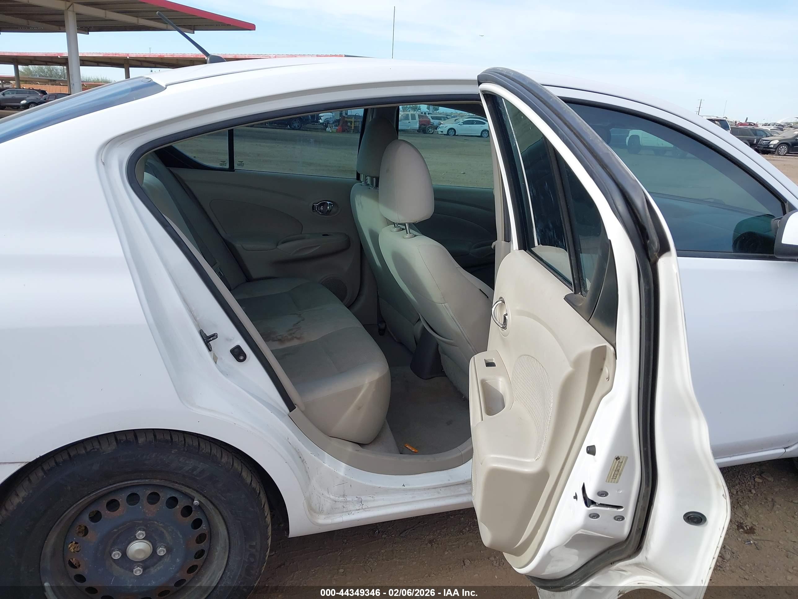 NISSAN VERSA image 8