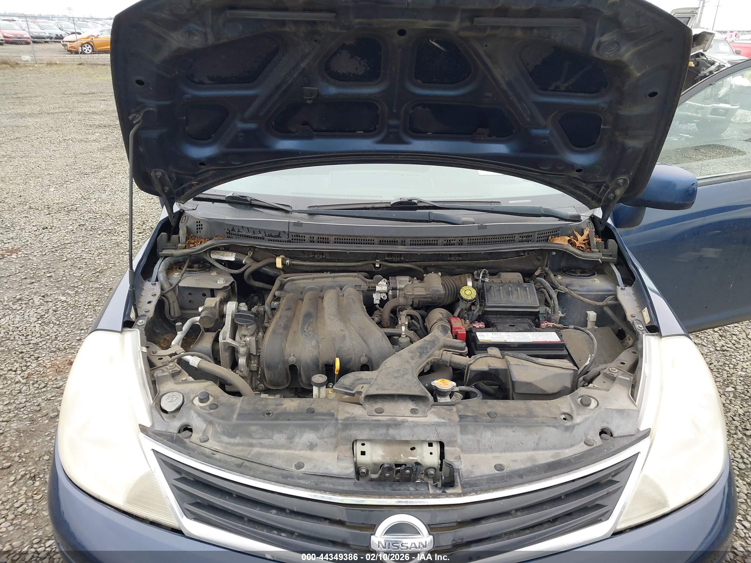 NISSAN VERSA image 10