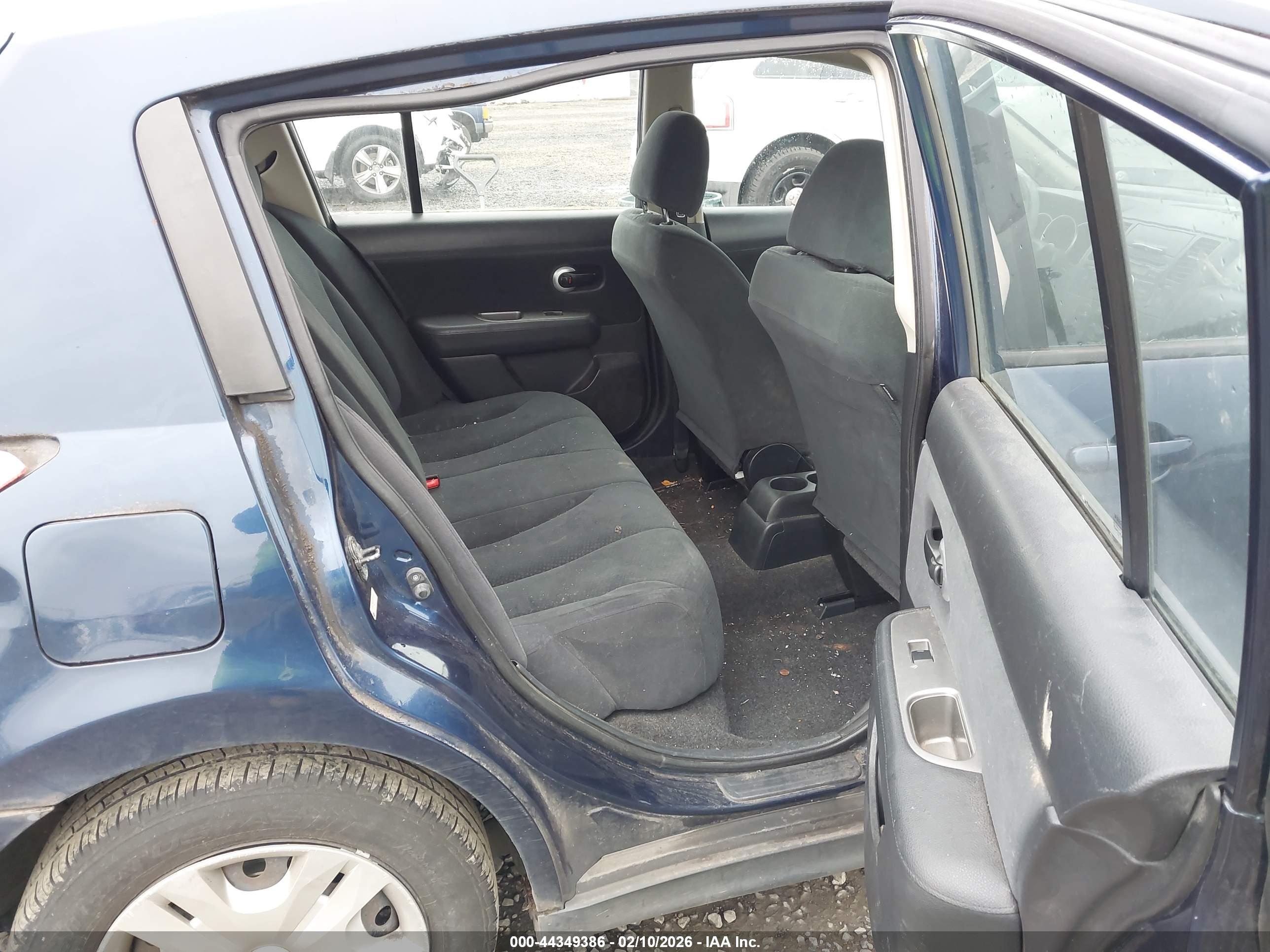 NISSAN VERSA image 8