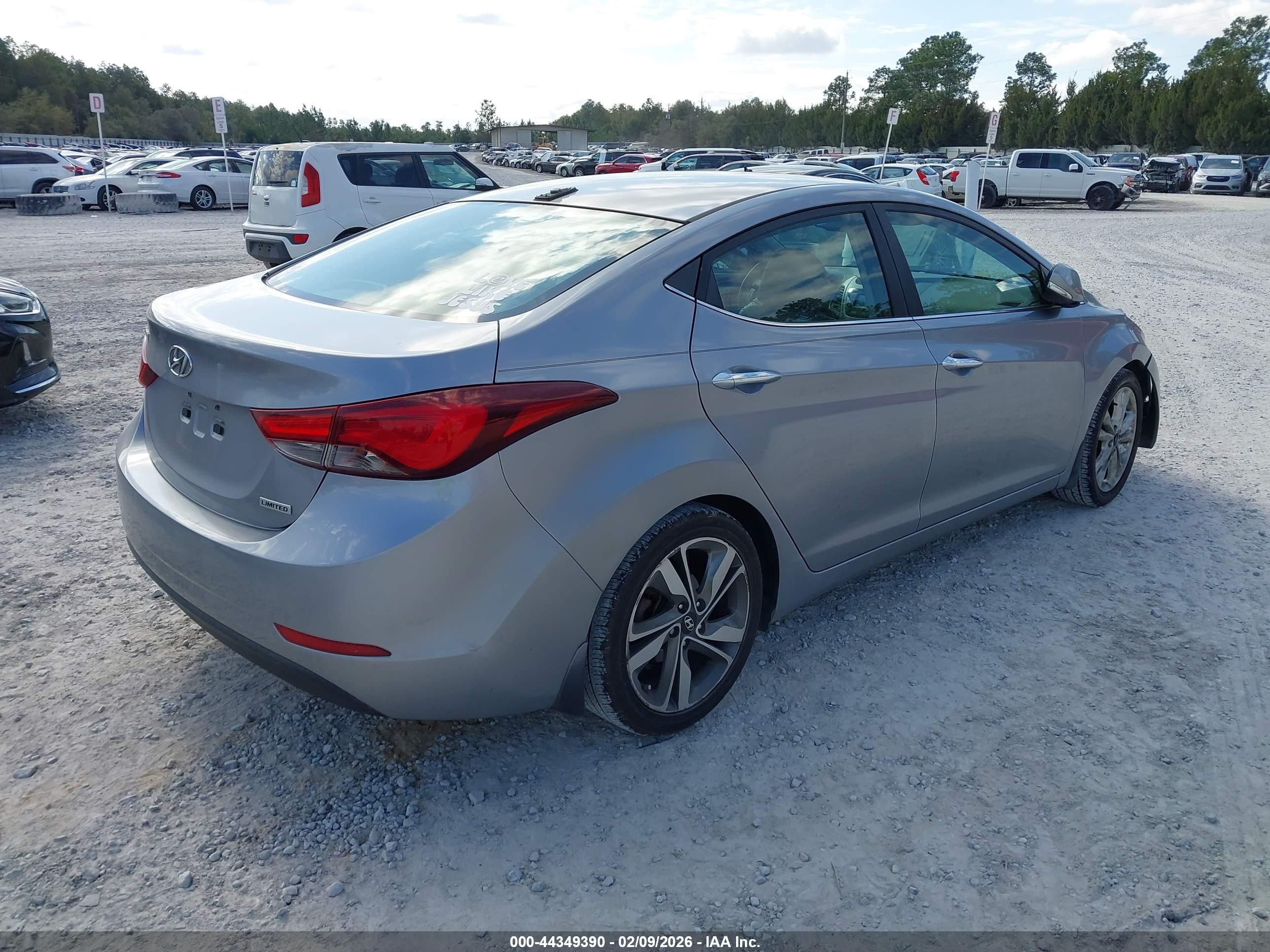 HYUNDAI ELANTRA image 4