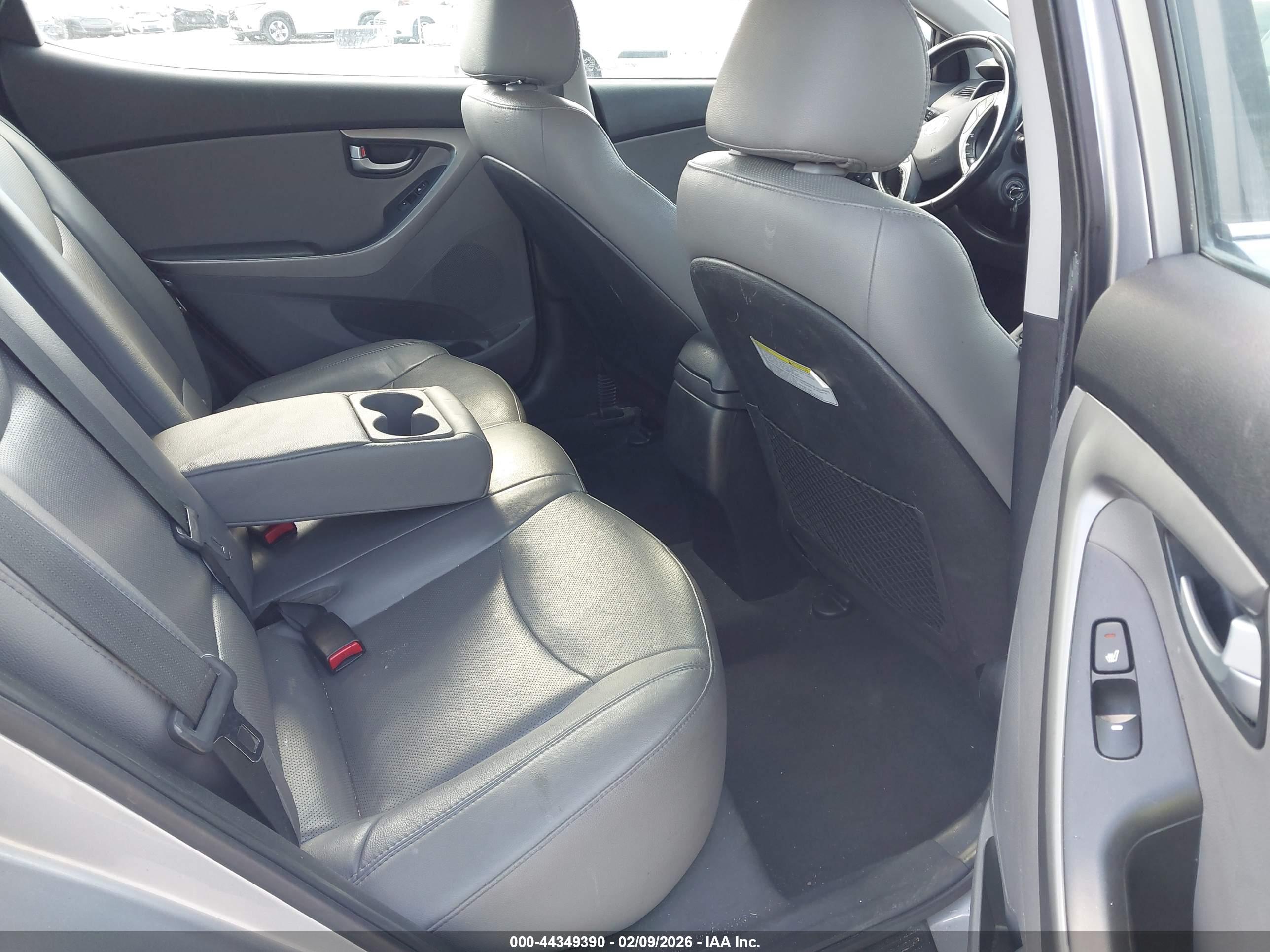 HYUNDAI ELANTRA image 8