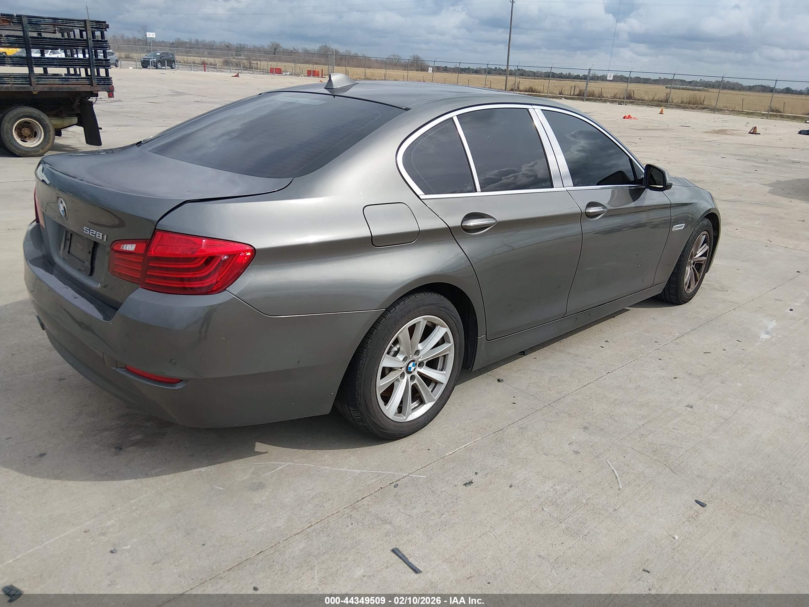 BMW 528I image 4