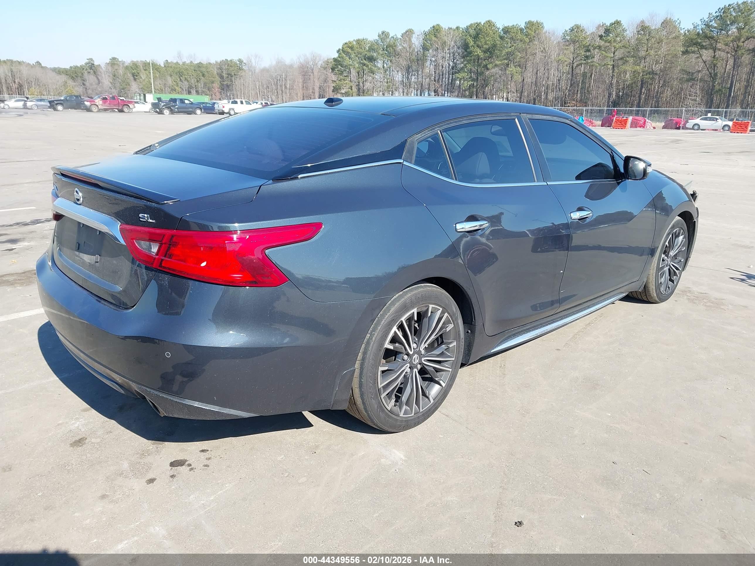 NISSAN MAXIMA image 4