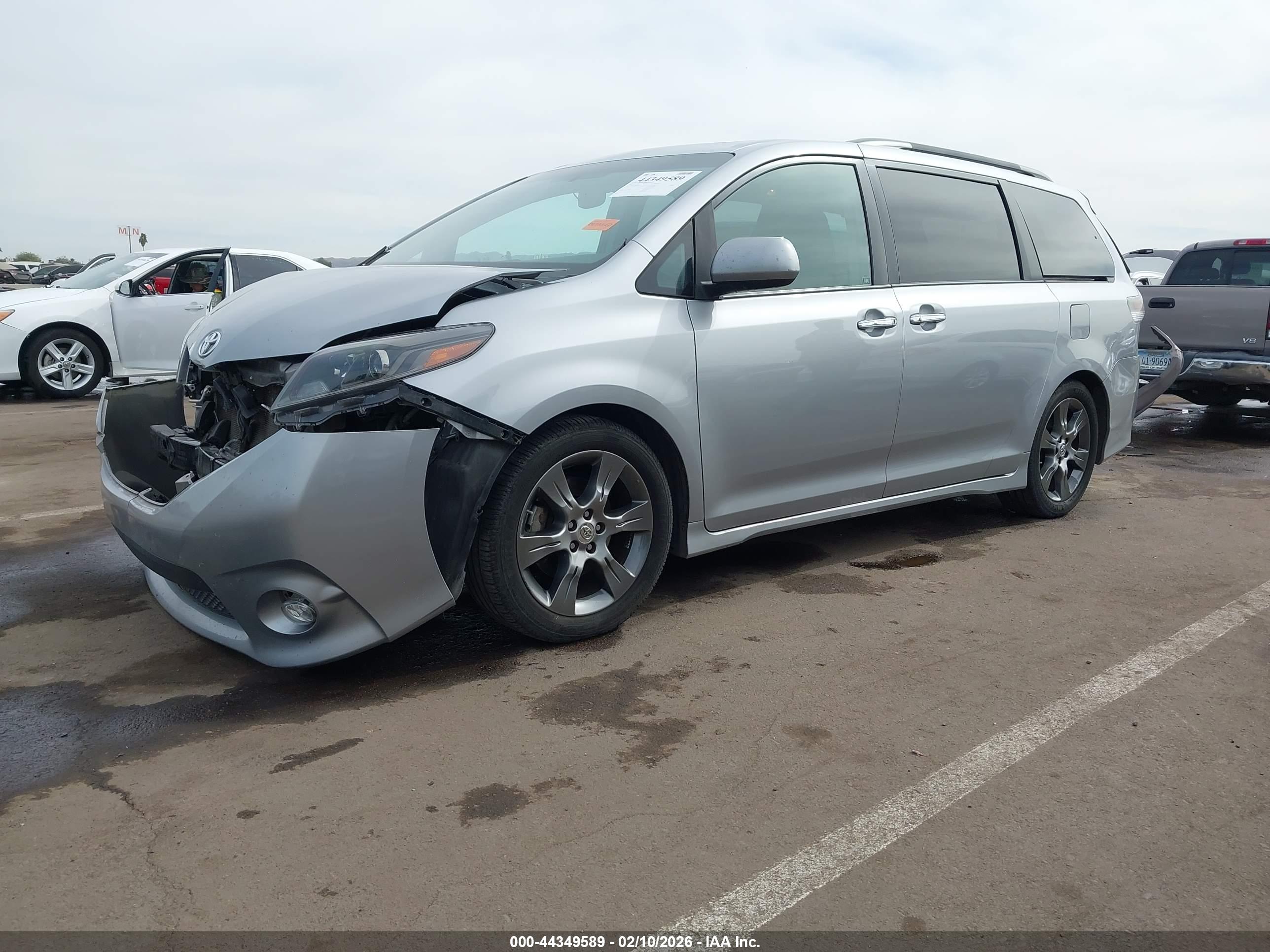 TOYOTA SIENNA image 2
