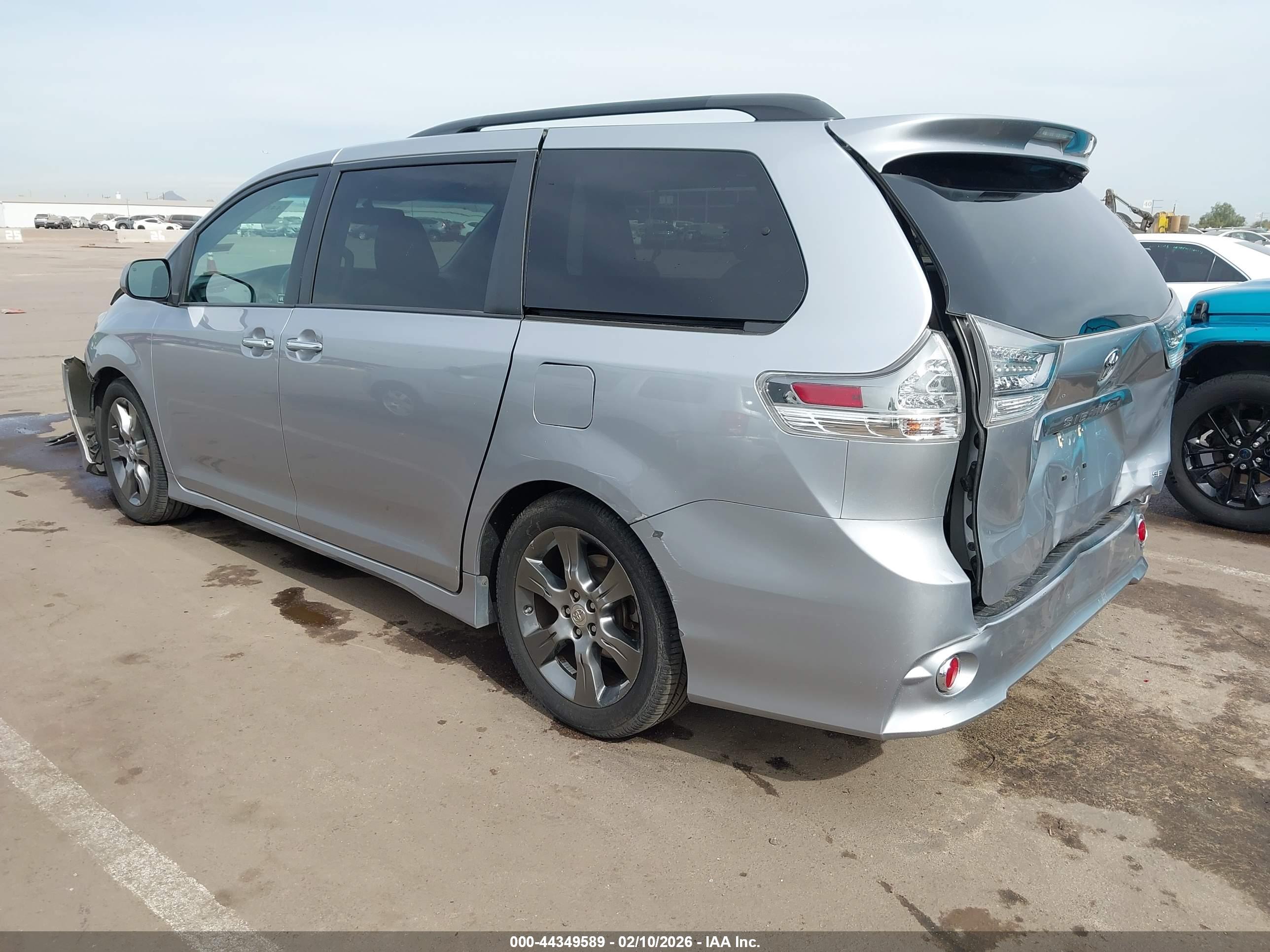 TOYOTA SIENNA image 3