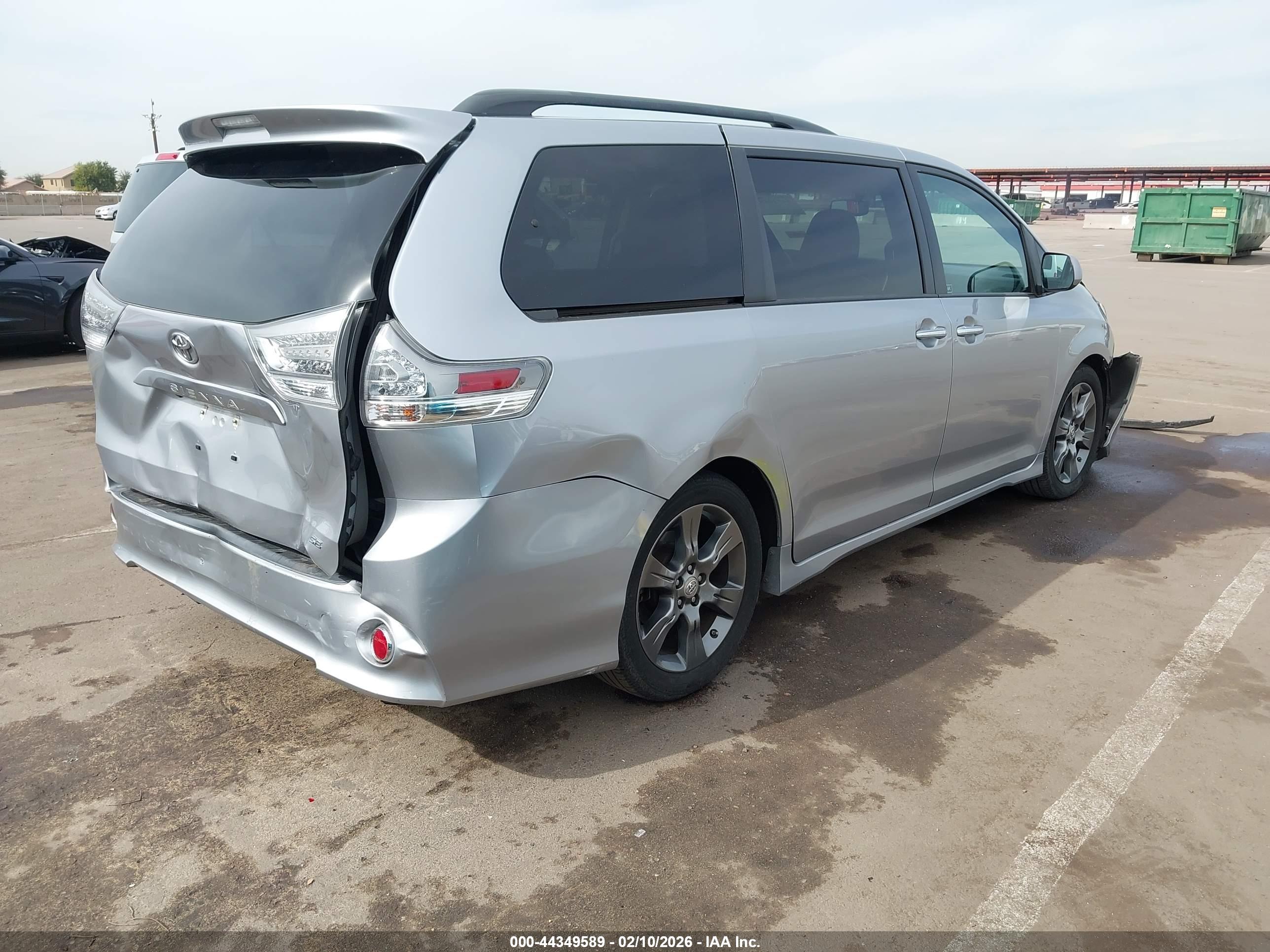 TOYOTA SIENNA image 4