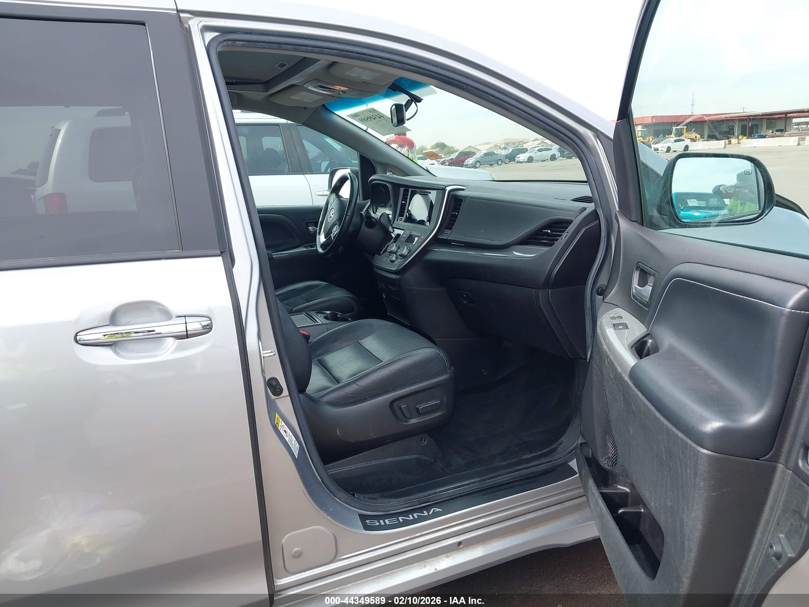 TOYOTA SIENNA image 5