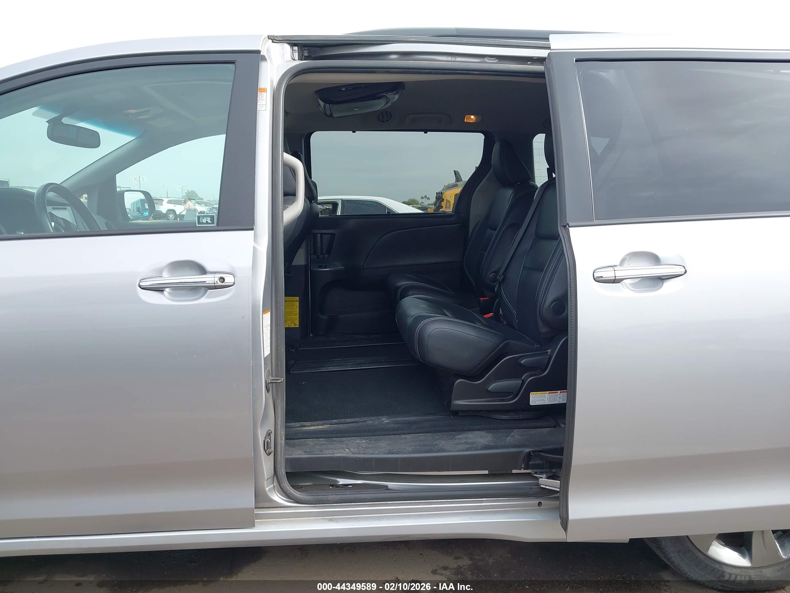 TOYOTA SIENNA image 8