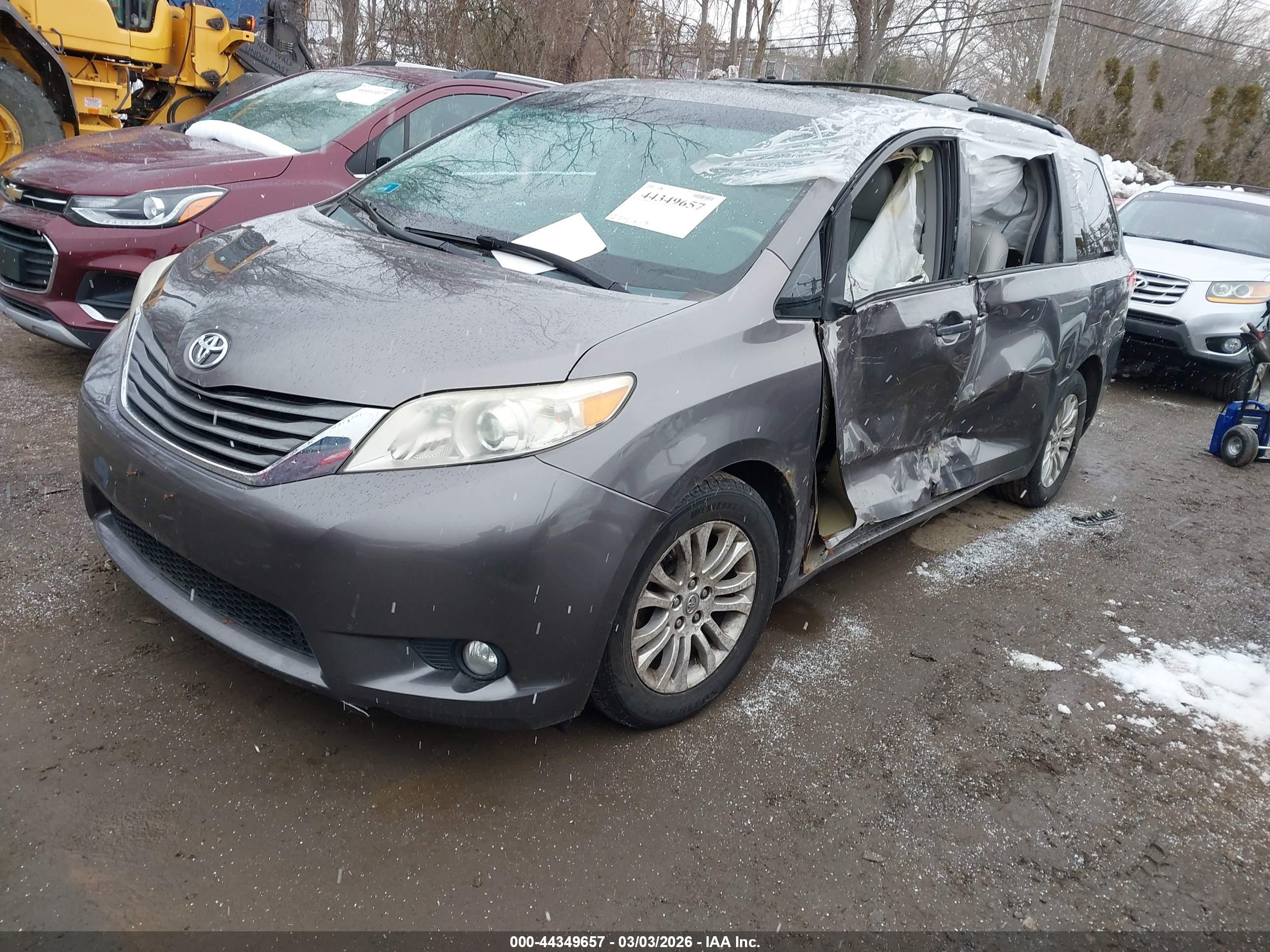 TOYOTA SIENNA image 2