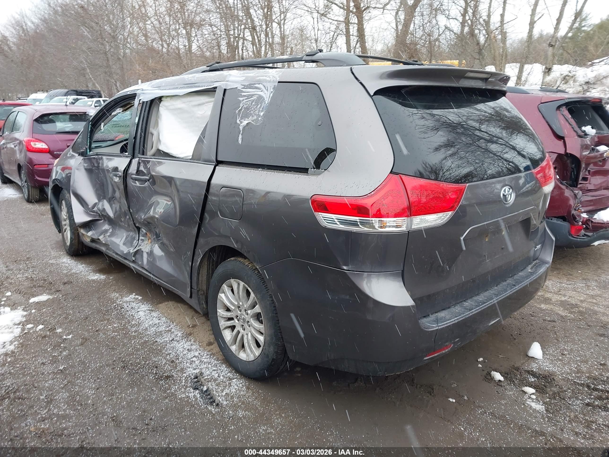 TOYOTA SIENNA image 3