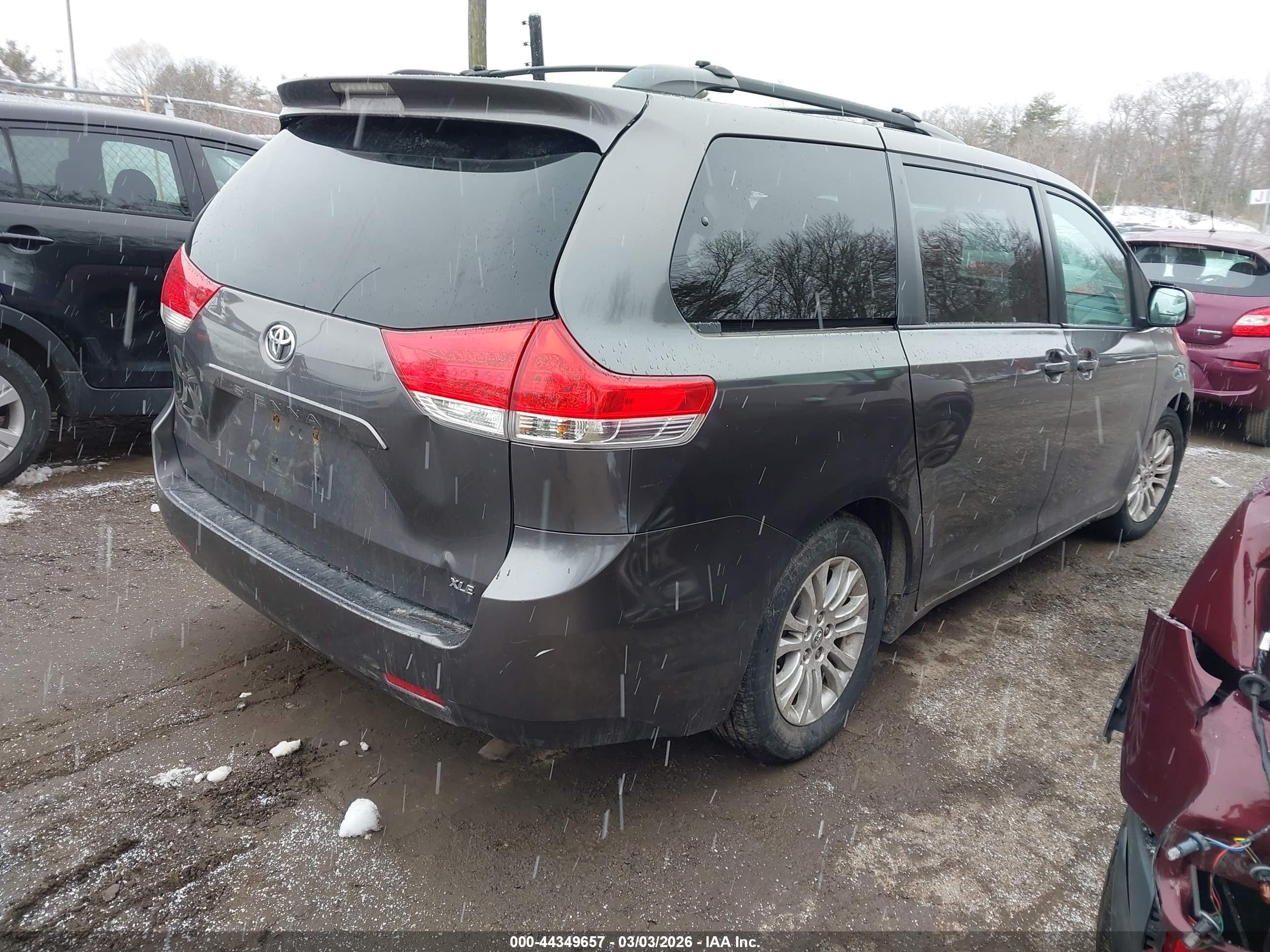 TOYOTA SIENNA image 4
