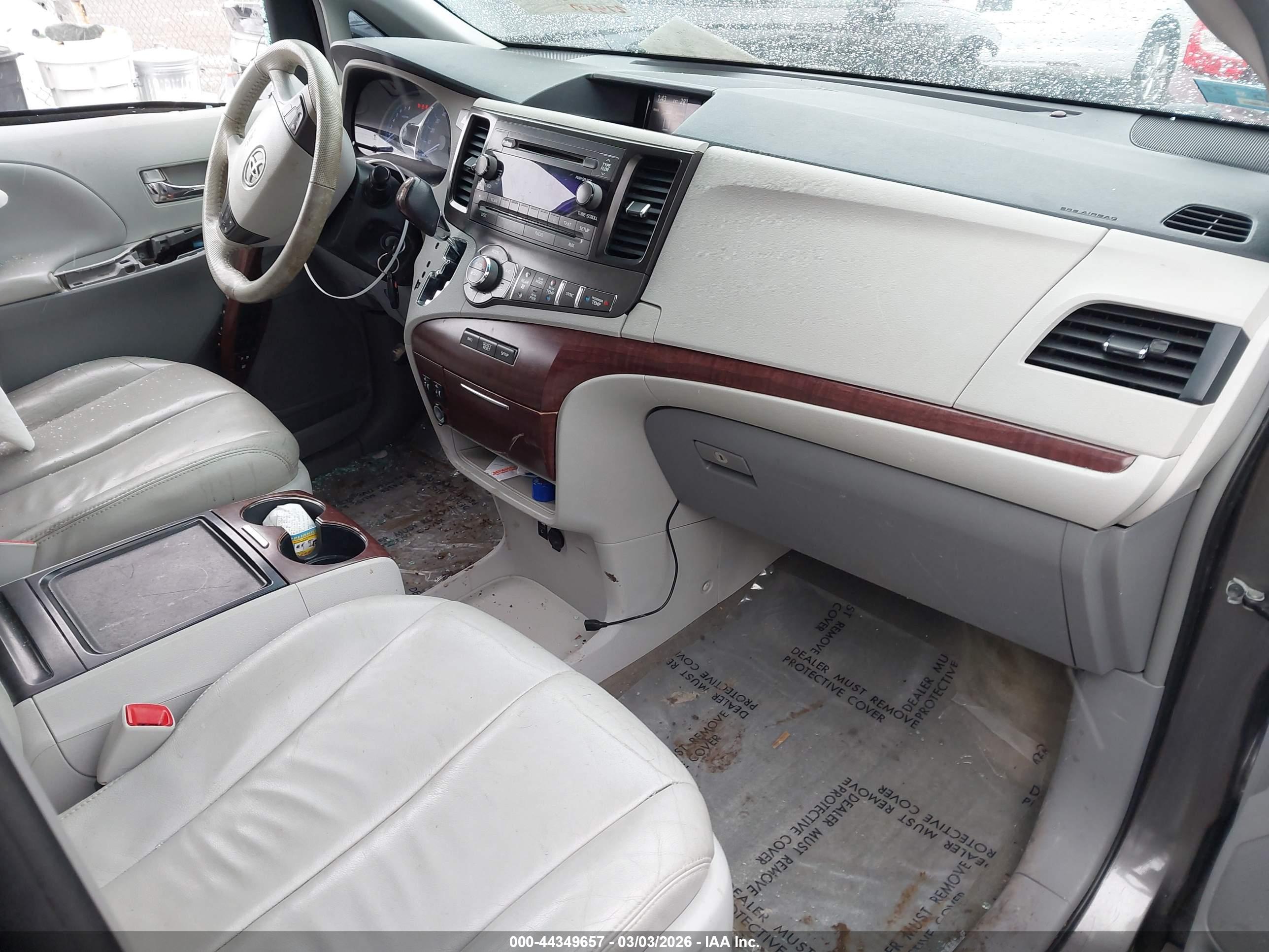 TOYOTA SIENNA image 5