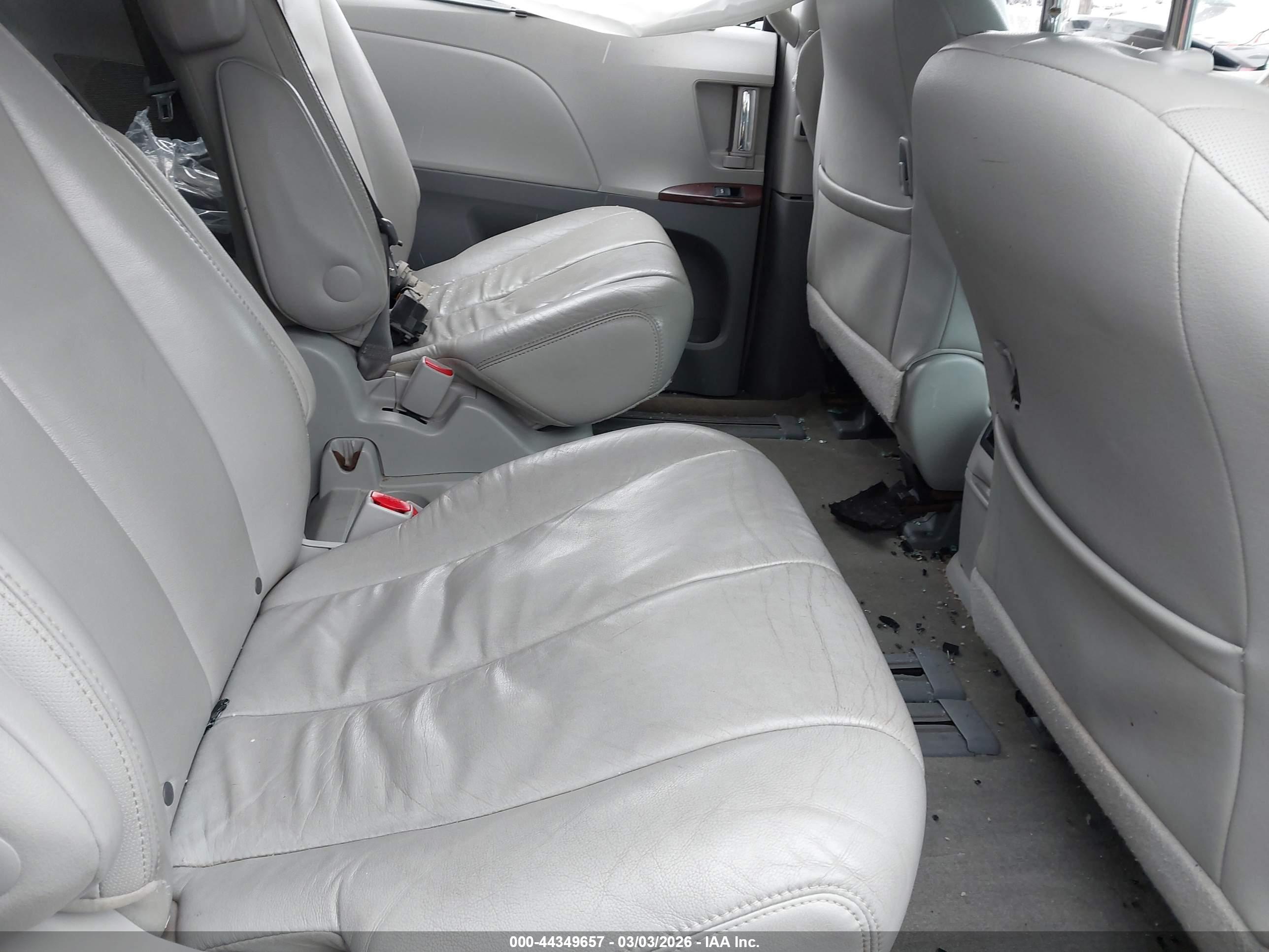 TOYOTA SIENNA image 8