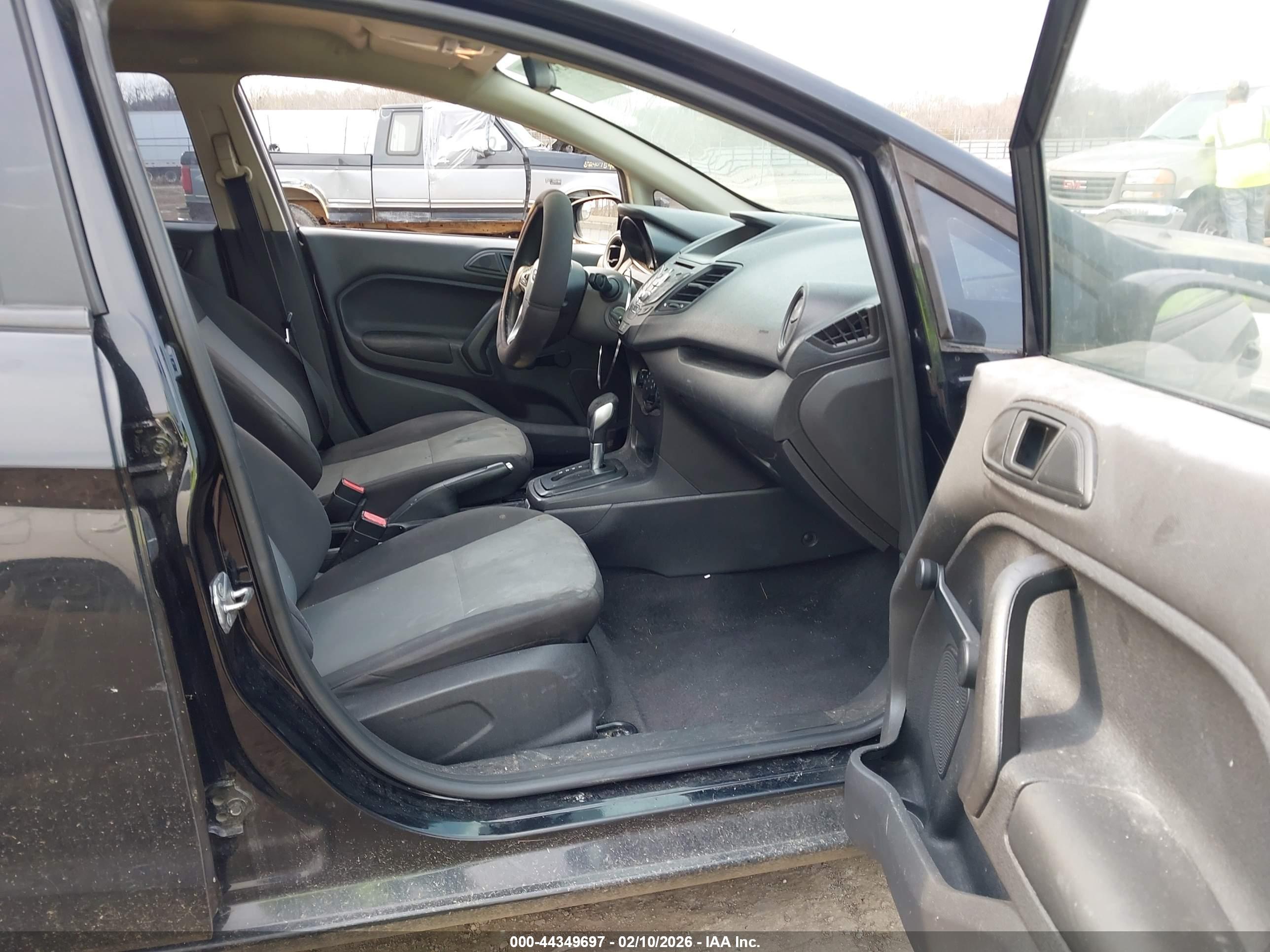 FORD FIESTA image 5