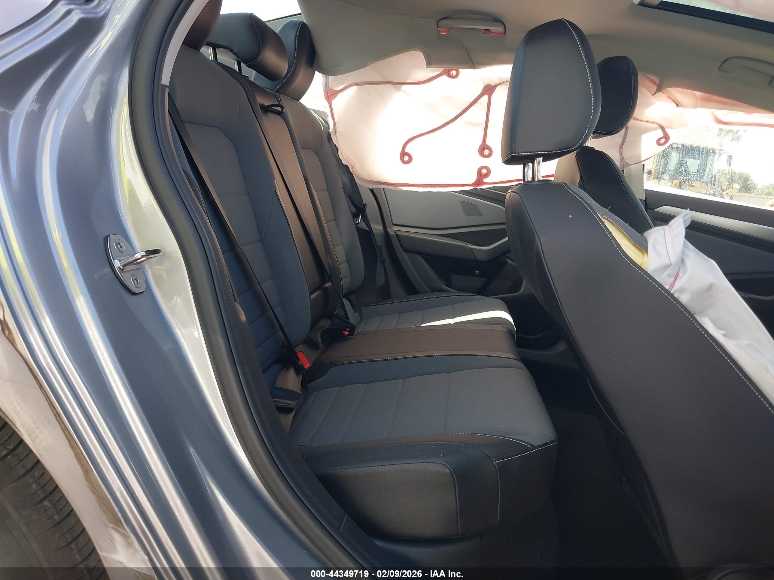 VOLKSWAGEN JETTA image 8