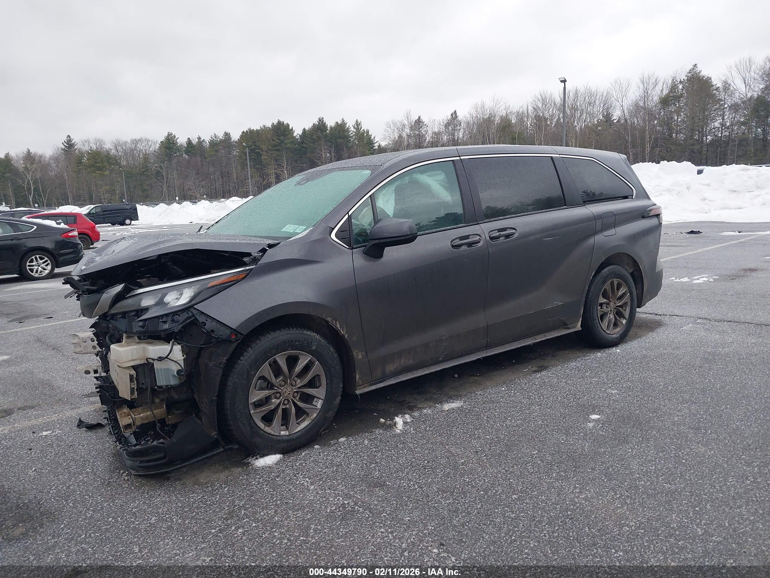 TOYOTA SIENNA image 2