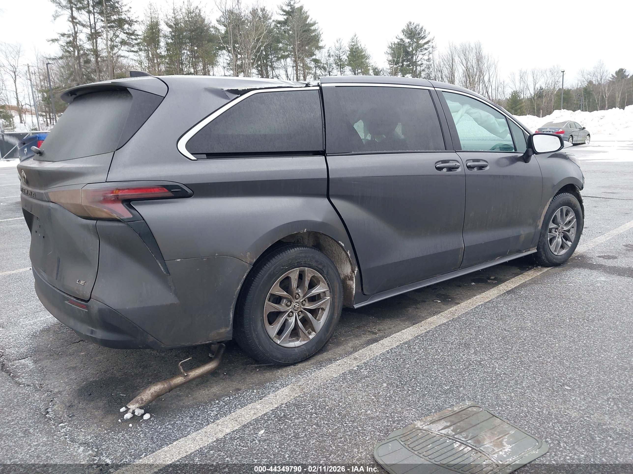 TOYOTA SIENNA image 4