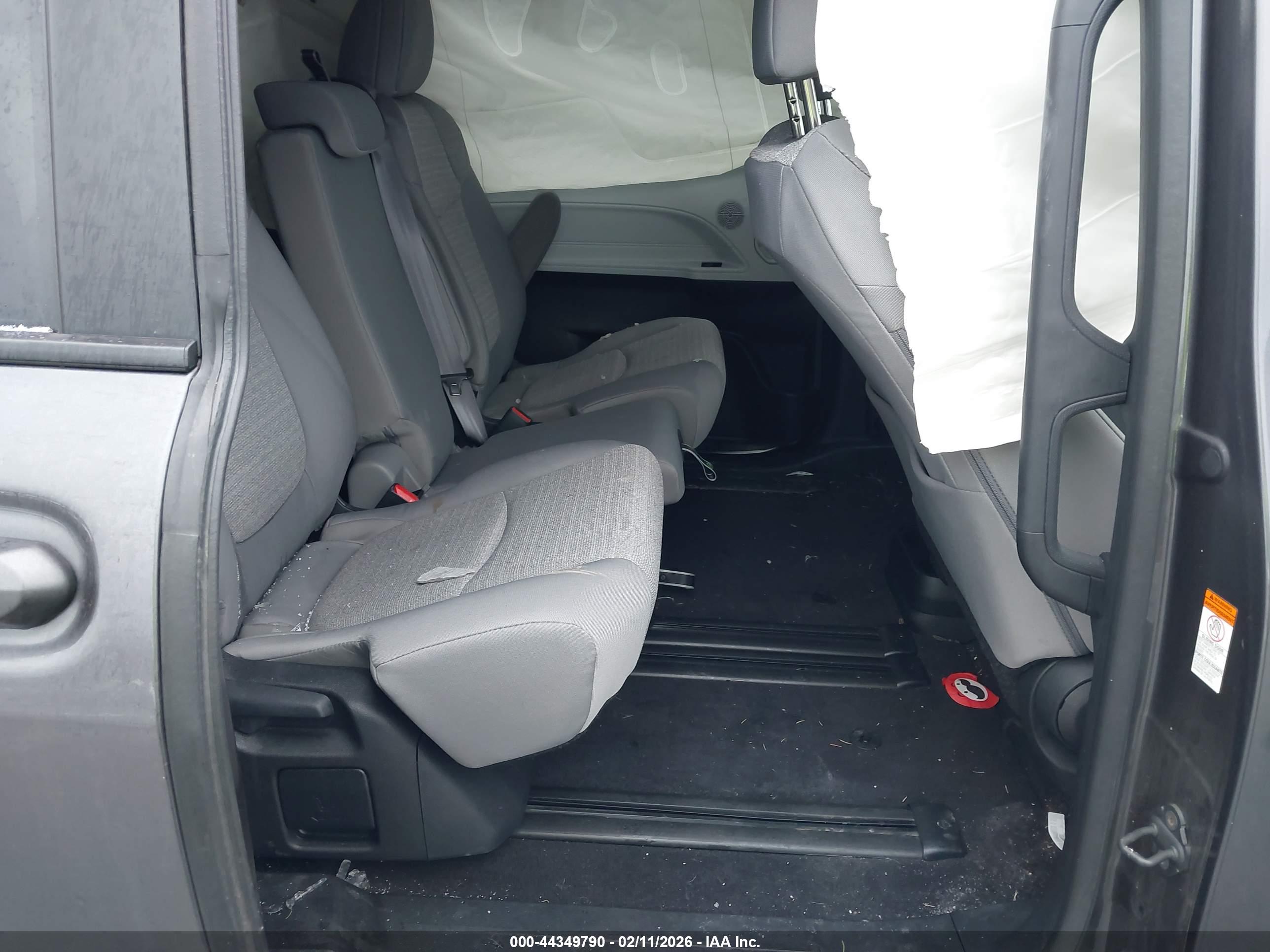 TOYOTA SIENNA image 8