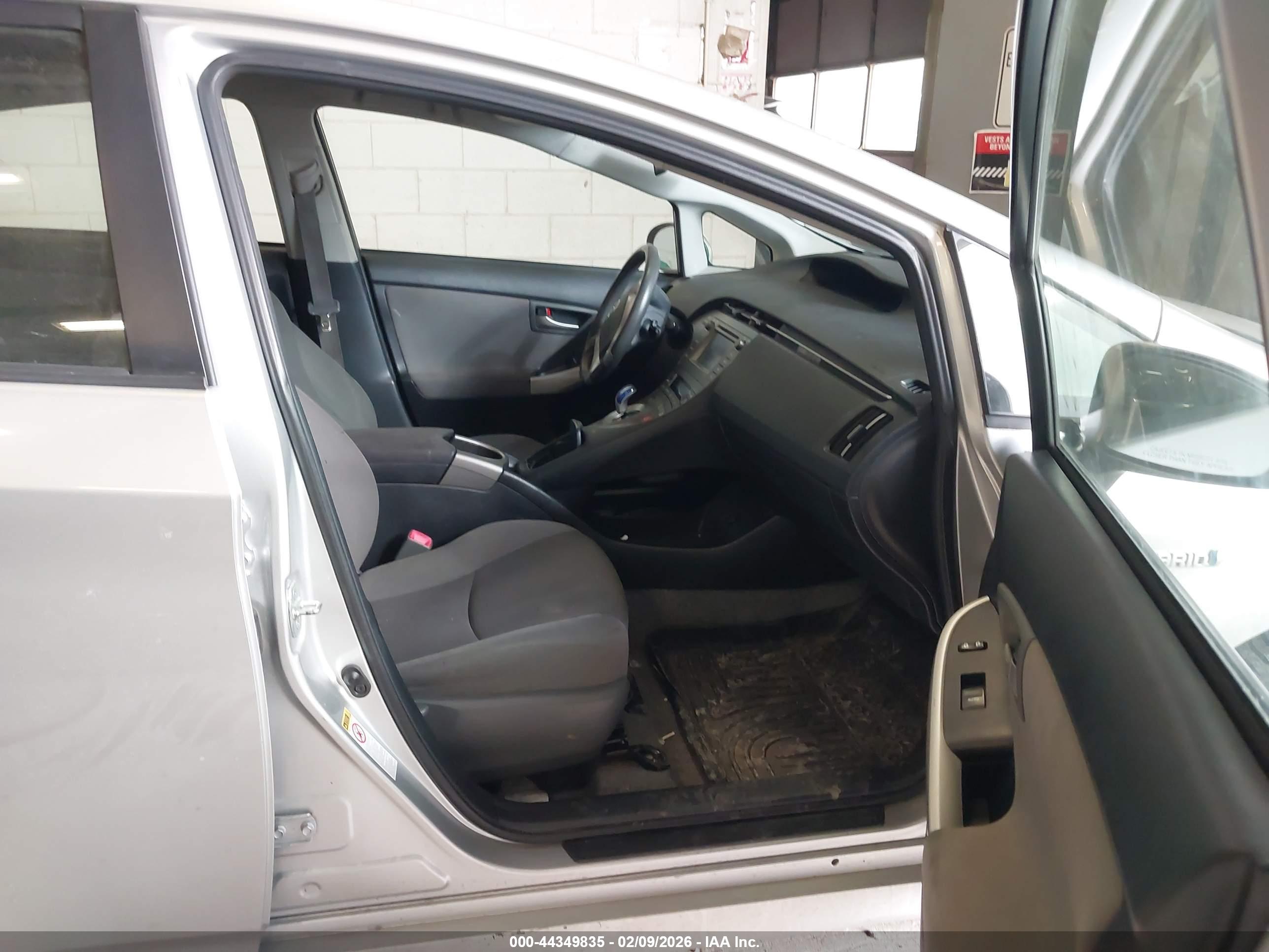TOYOTA PRIUS image 5