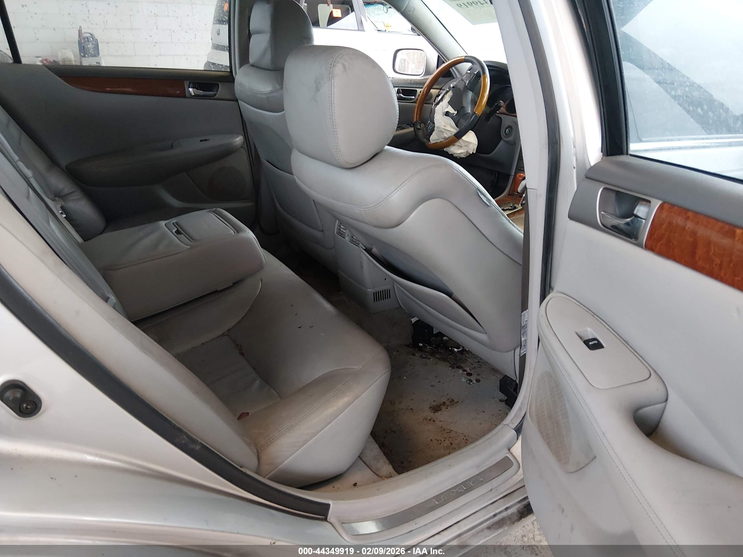 LEXUS ES image 8
