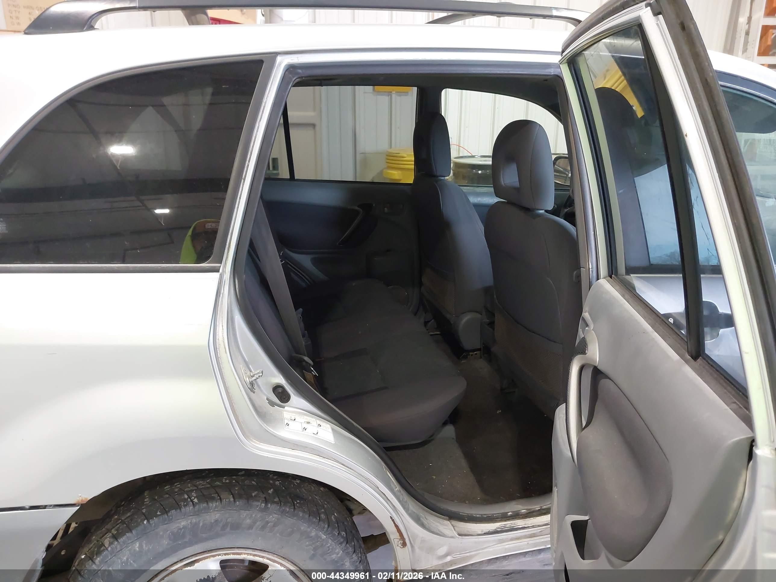 TOYOTA RAV4 image 8