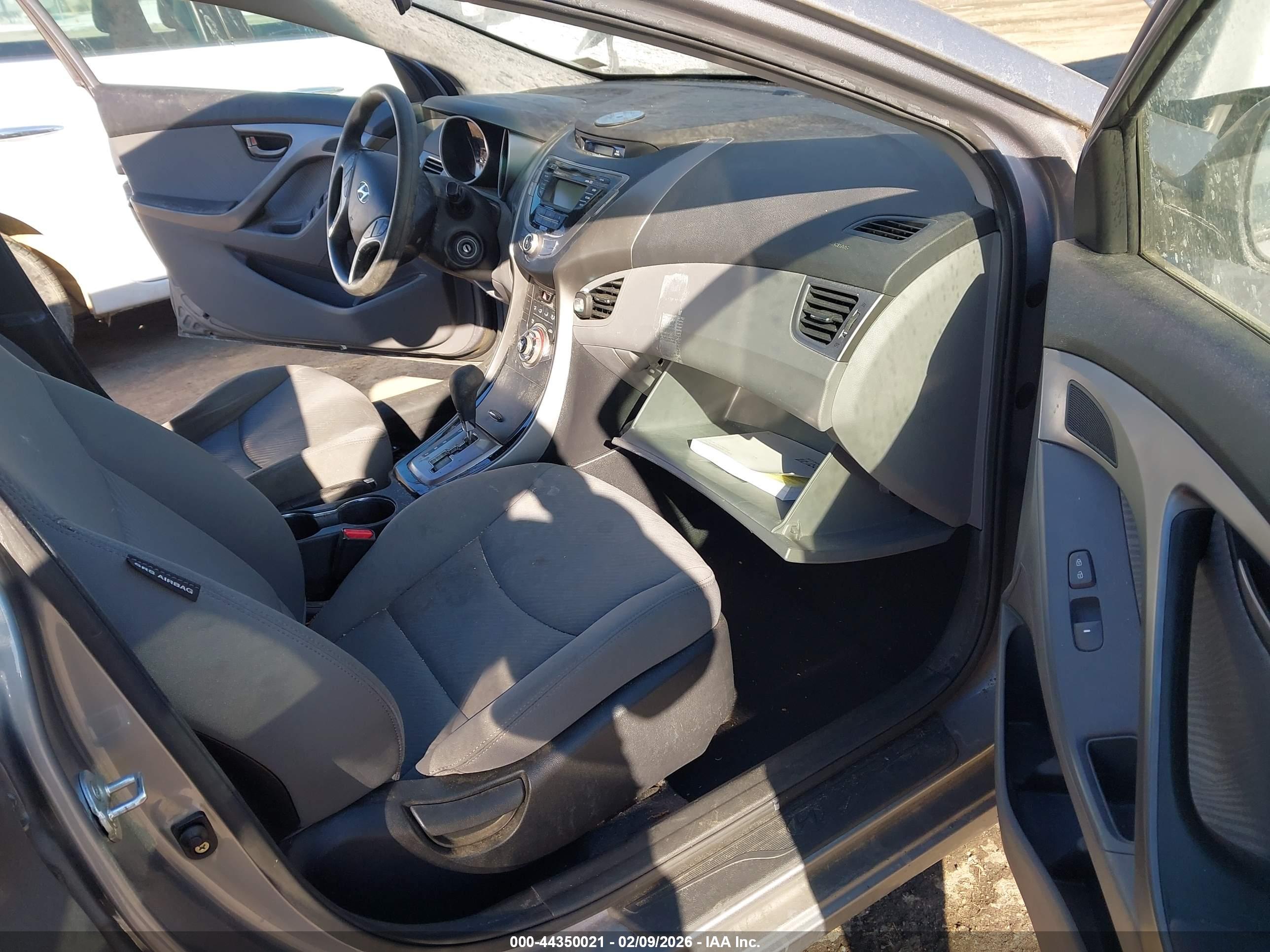 HYUNDAI ELANTRA image 5