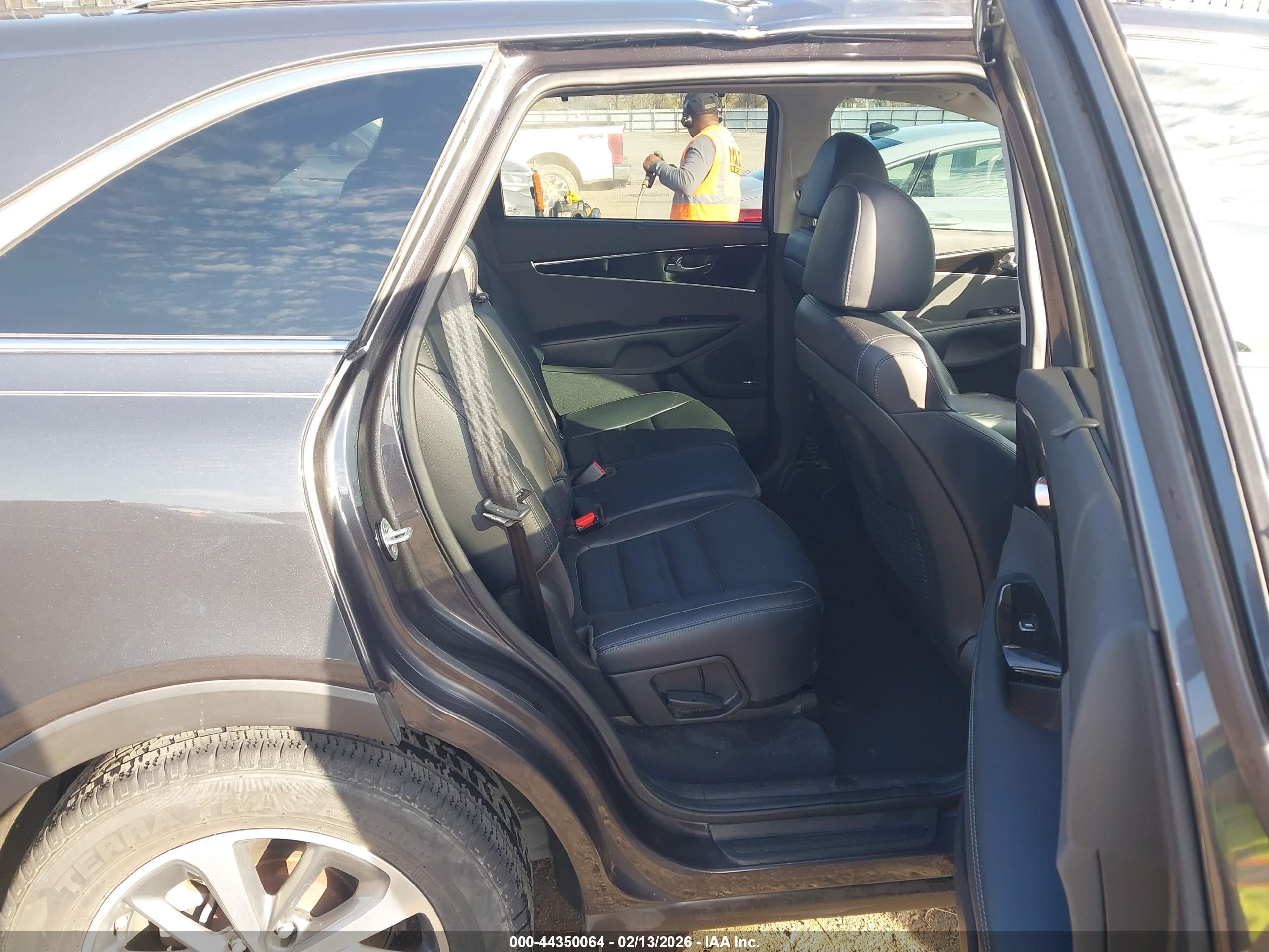 KIA SORENTO image 8