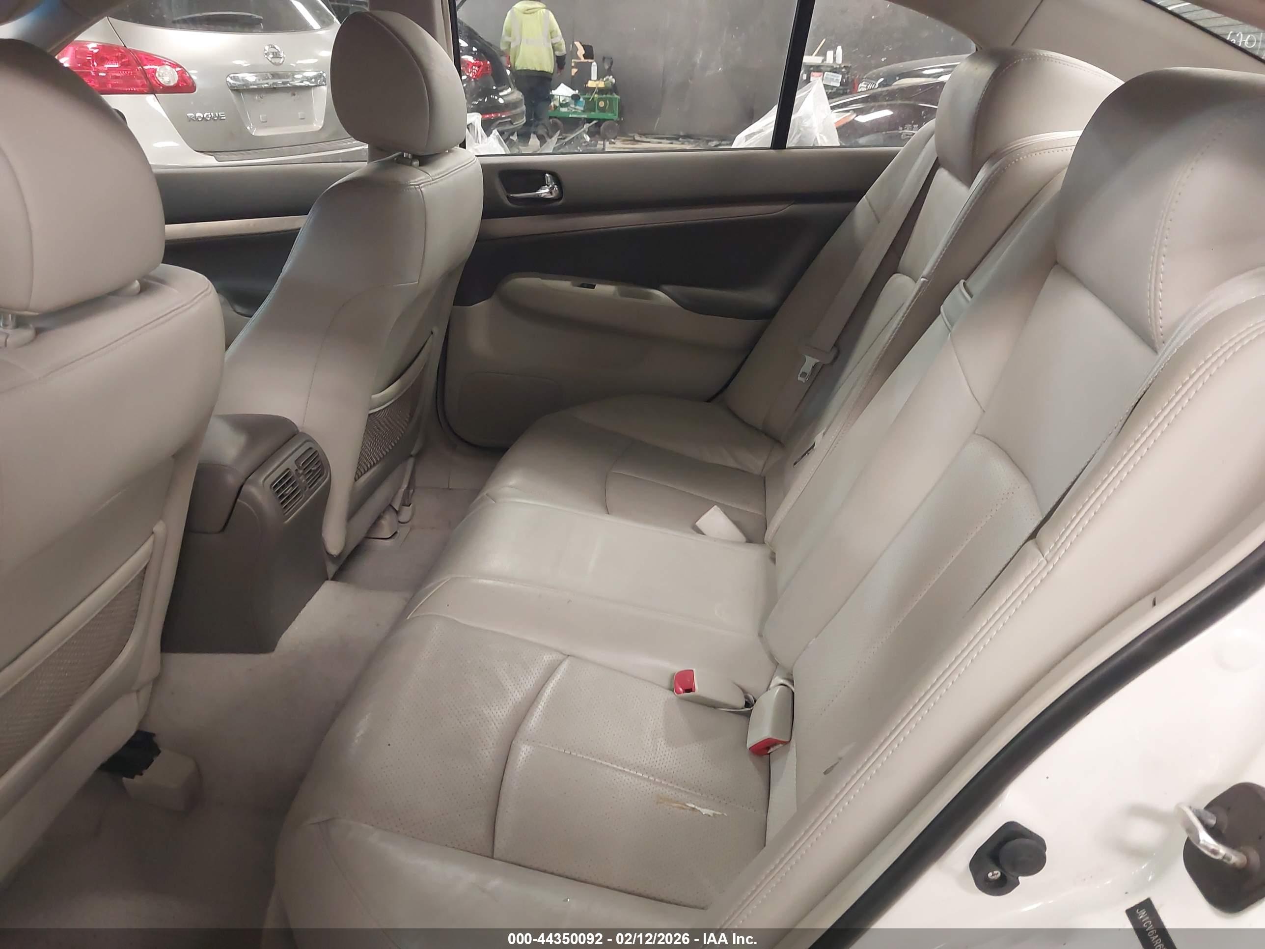 INFINITI Q40 image 8
