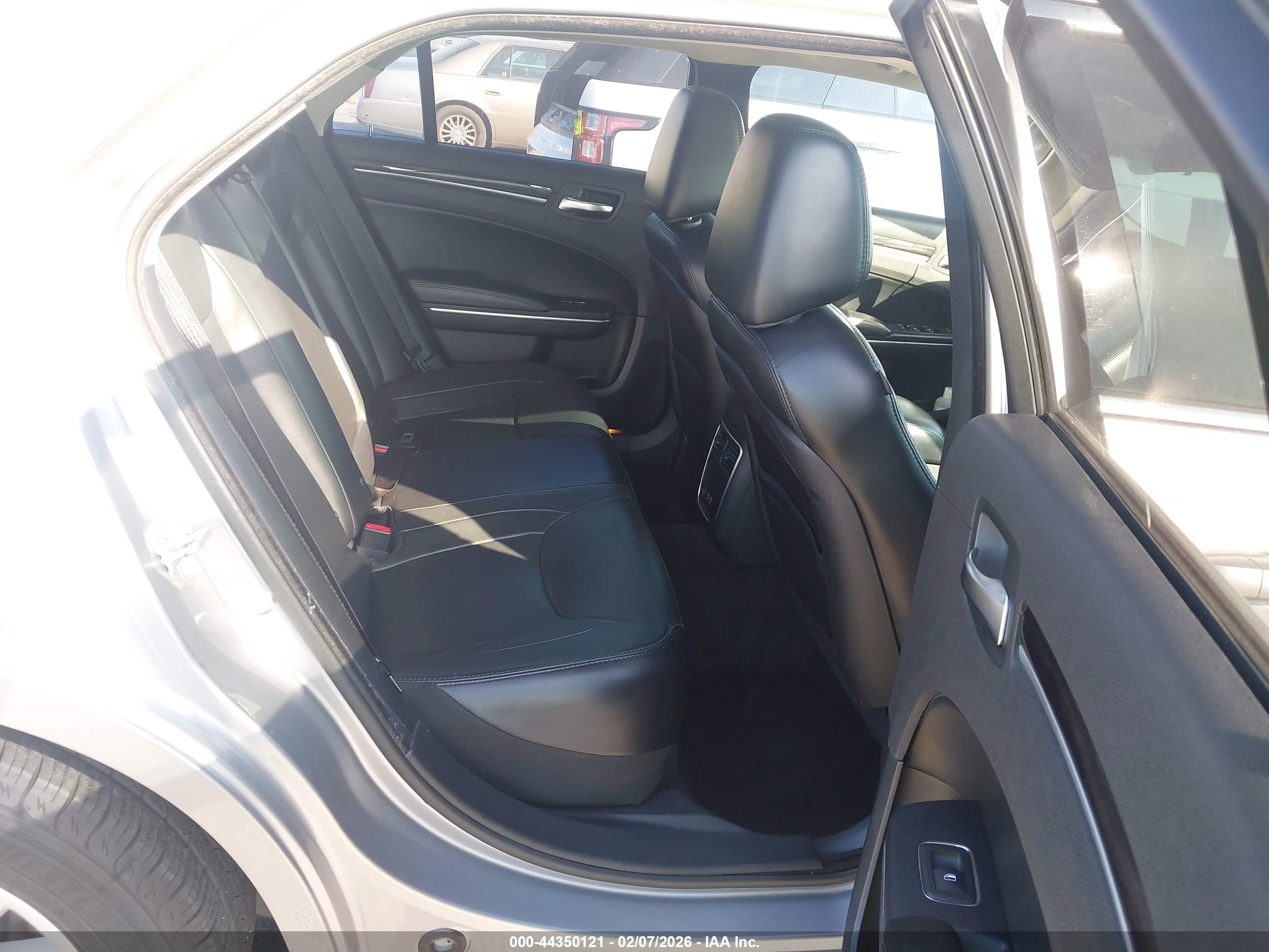CHRYSLER 300 image 8