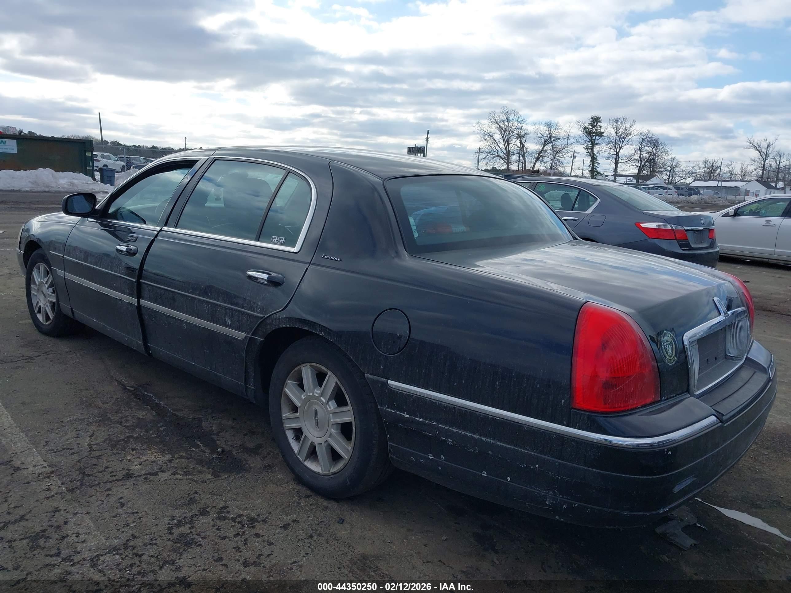 LINCOLN TOWN image 3