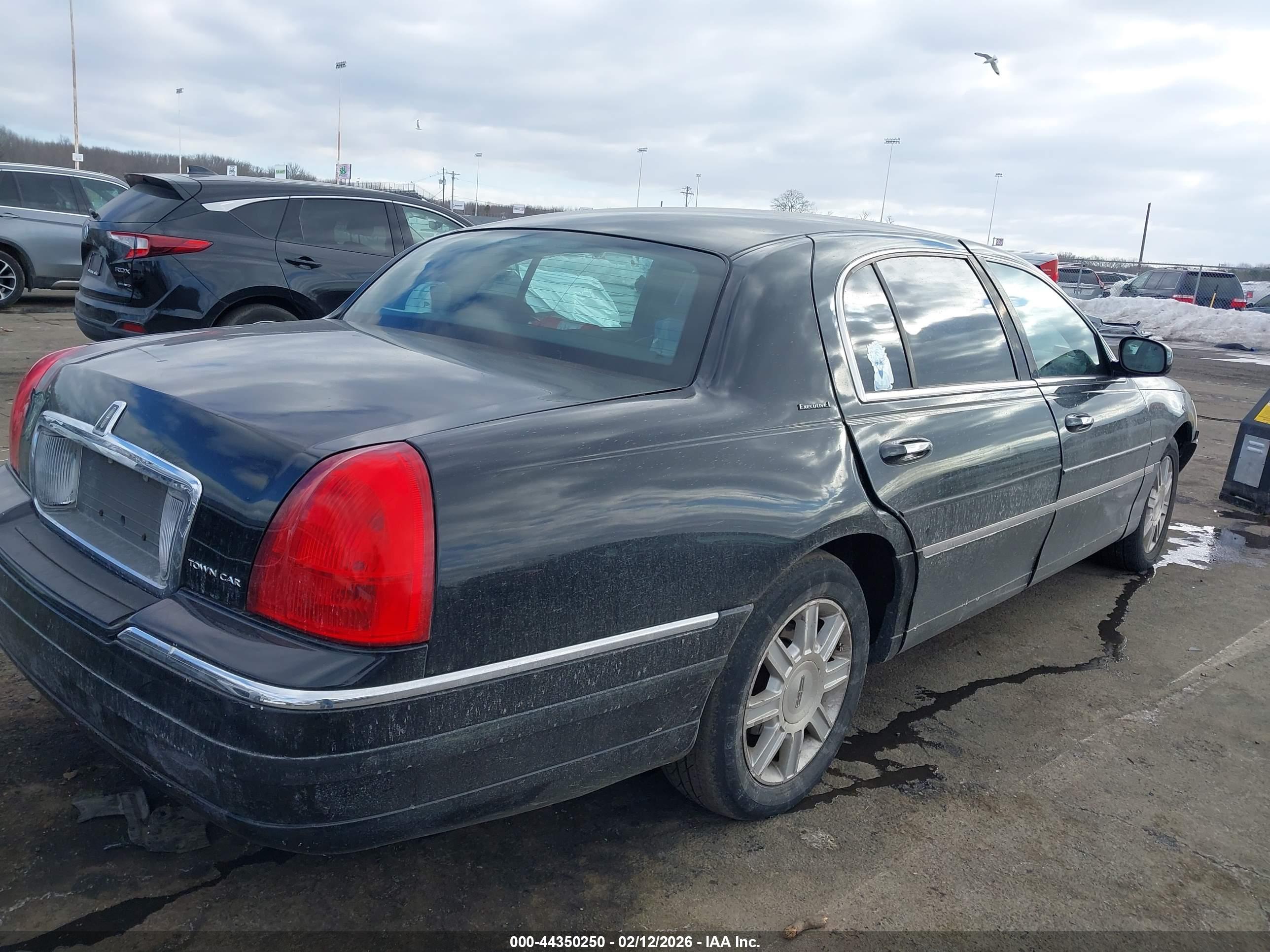 LINCOLN TOWN image 4