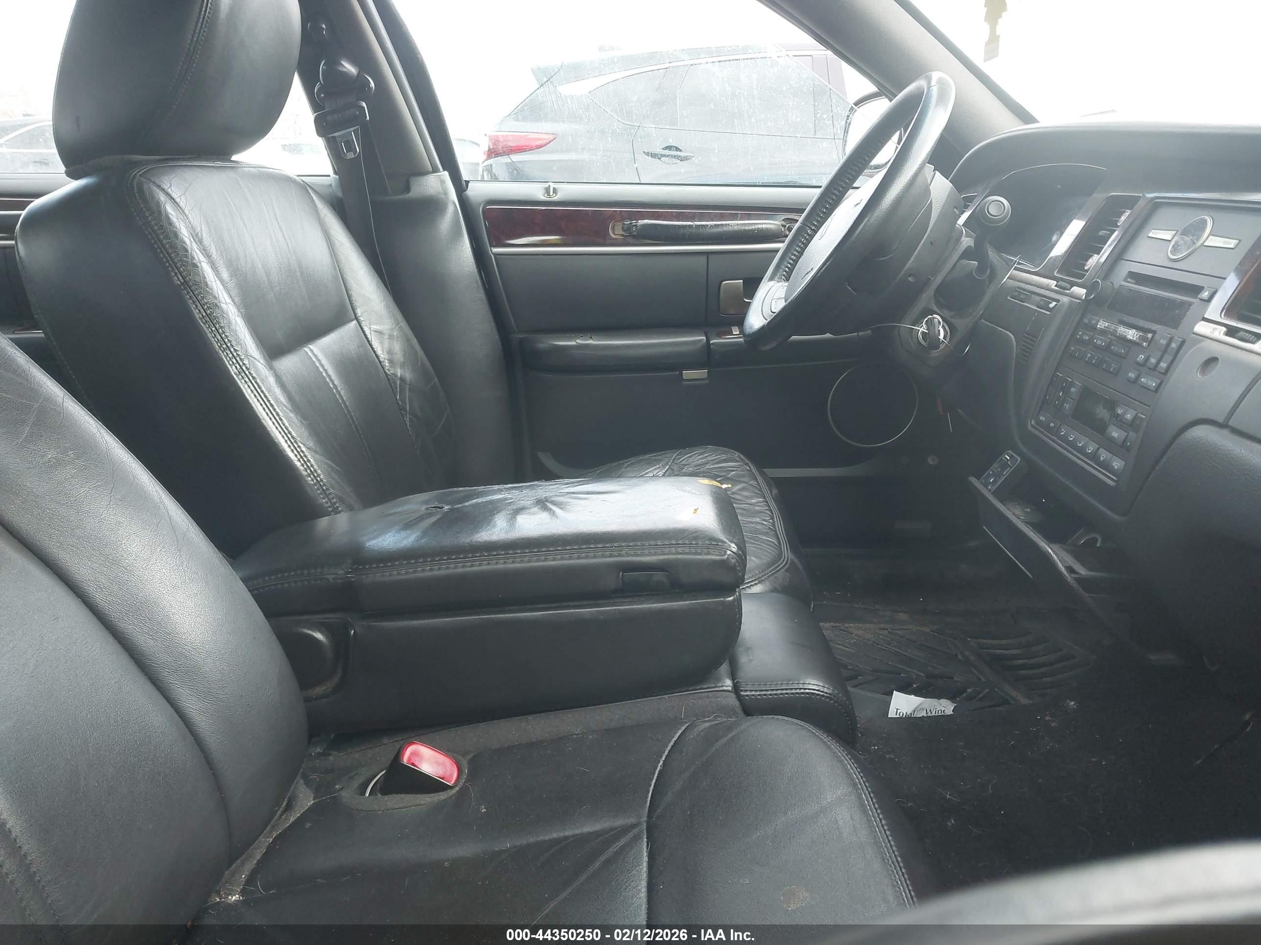 LINCOLN TOWN image 5