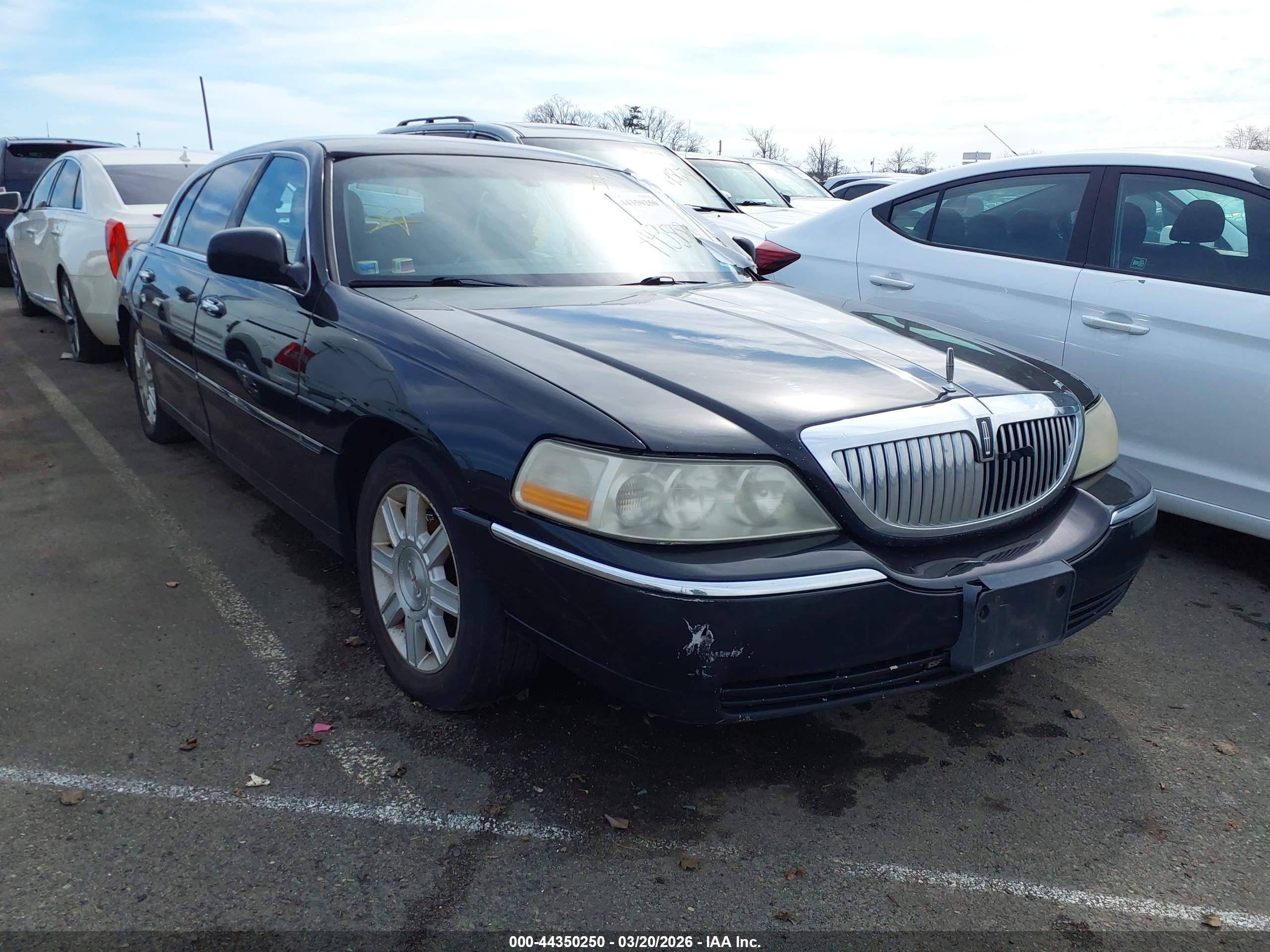 LINCOLN TOWN image 6